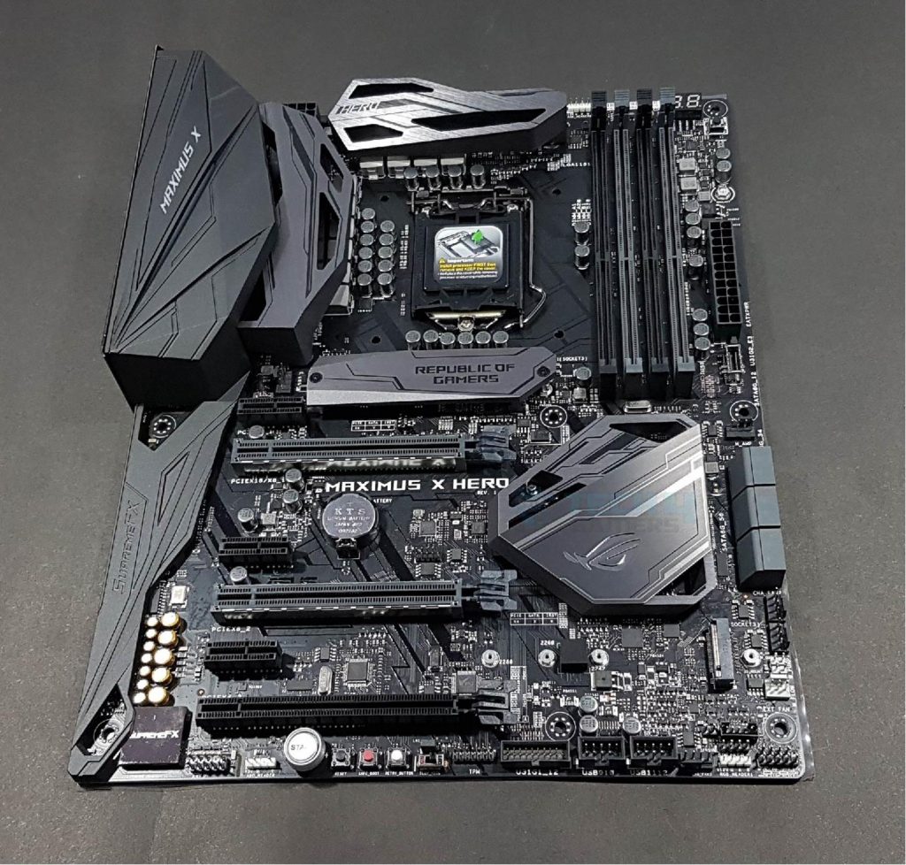It is a standard ATX size PCB in black color. The I/O shield comes pre-mounted, and Asus includes two 3D Mount accessories and a 3D Fan mount clip for added customization. (Image By Tech4Gamers)