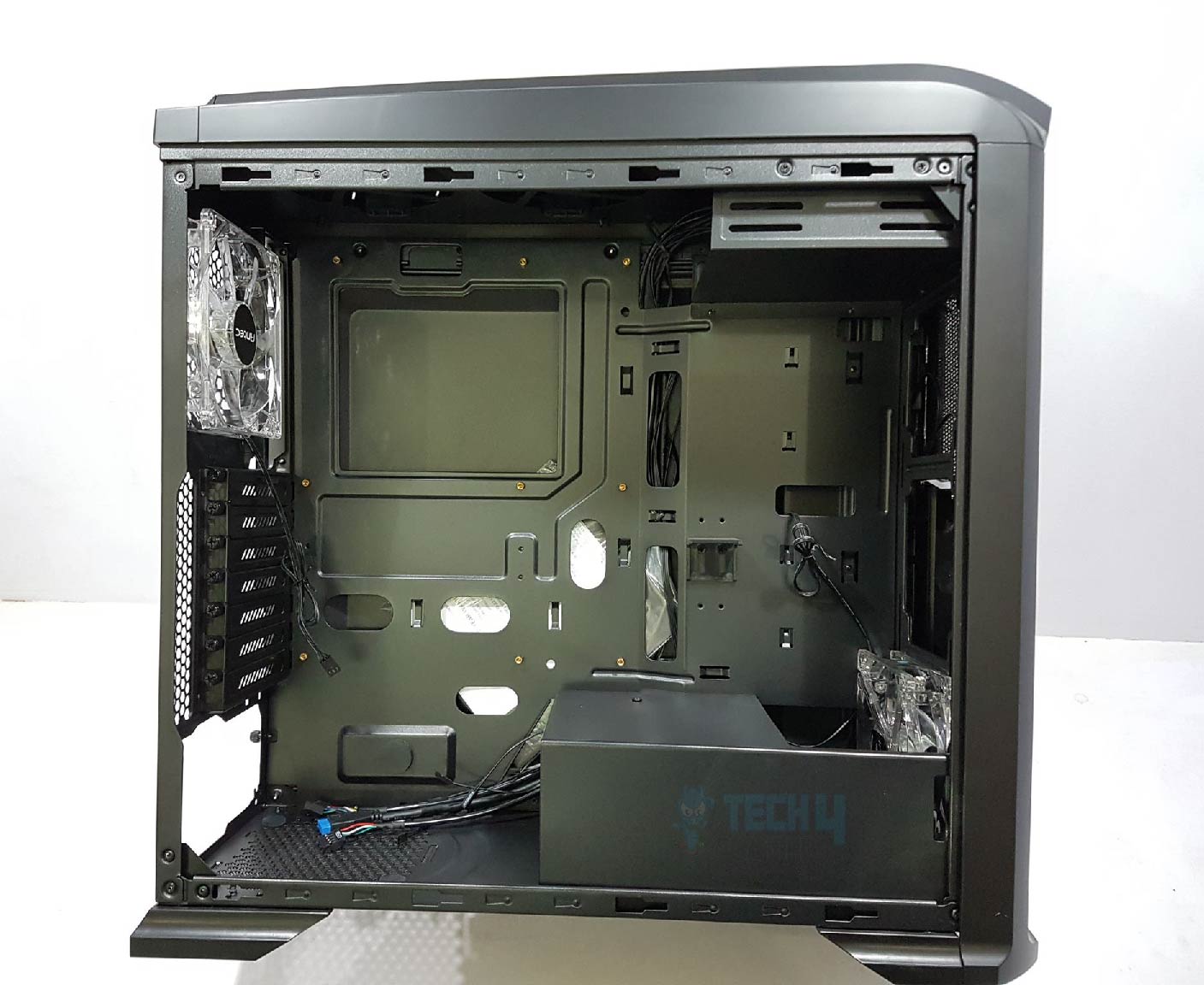 Antec GX330 Inside Of the Chassis Closer Look