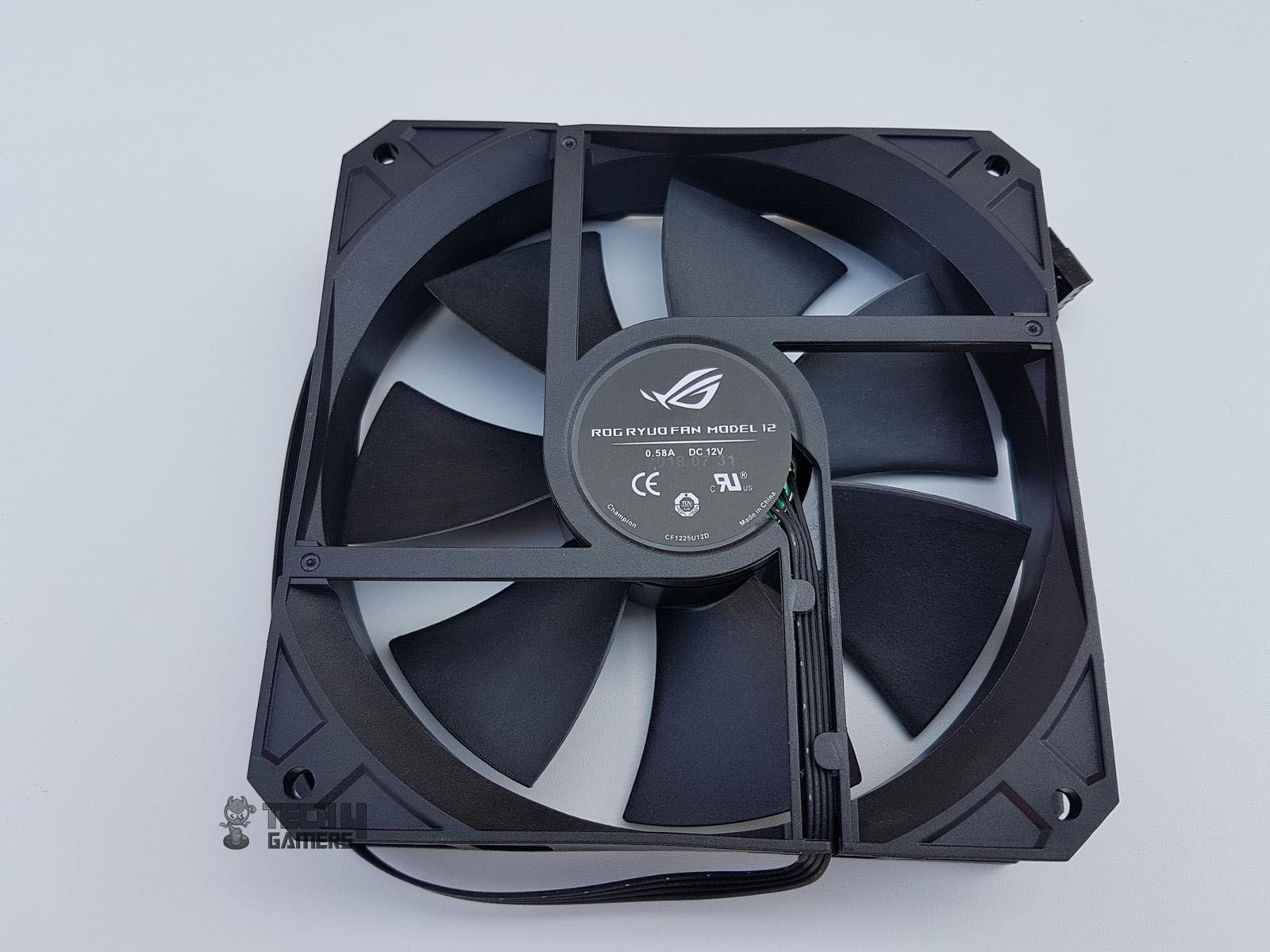 ASUS ROG Ryuo 240 CPU Liquid Cooler Review — The backside of the fan