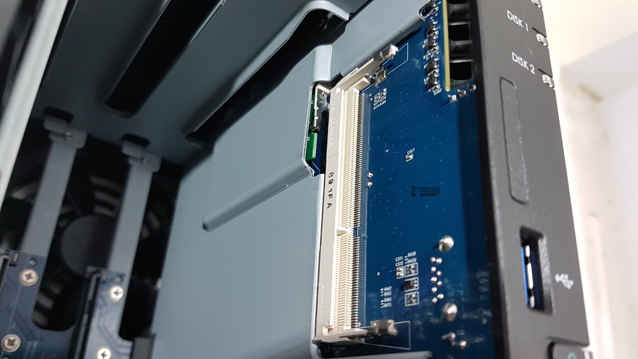 Synology ds218 vs ds218+ PCB of the NAS box