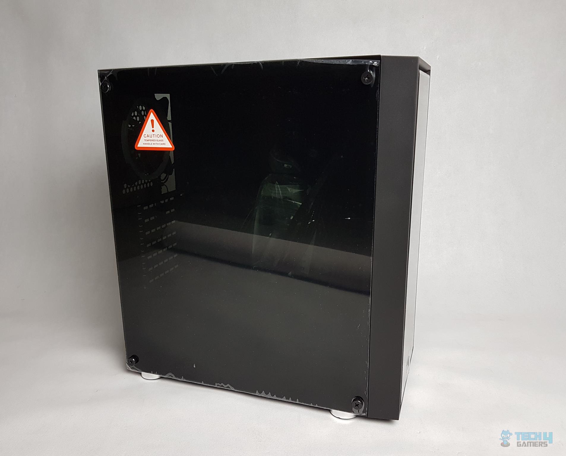  Aerocool Quartz Revo RGB Mid-Tower Chassis — The side panel of the chassis
