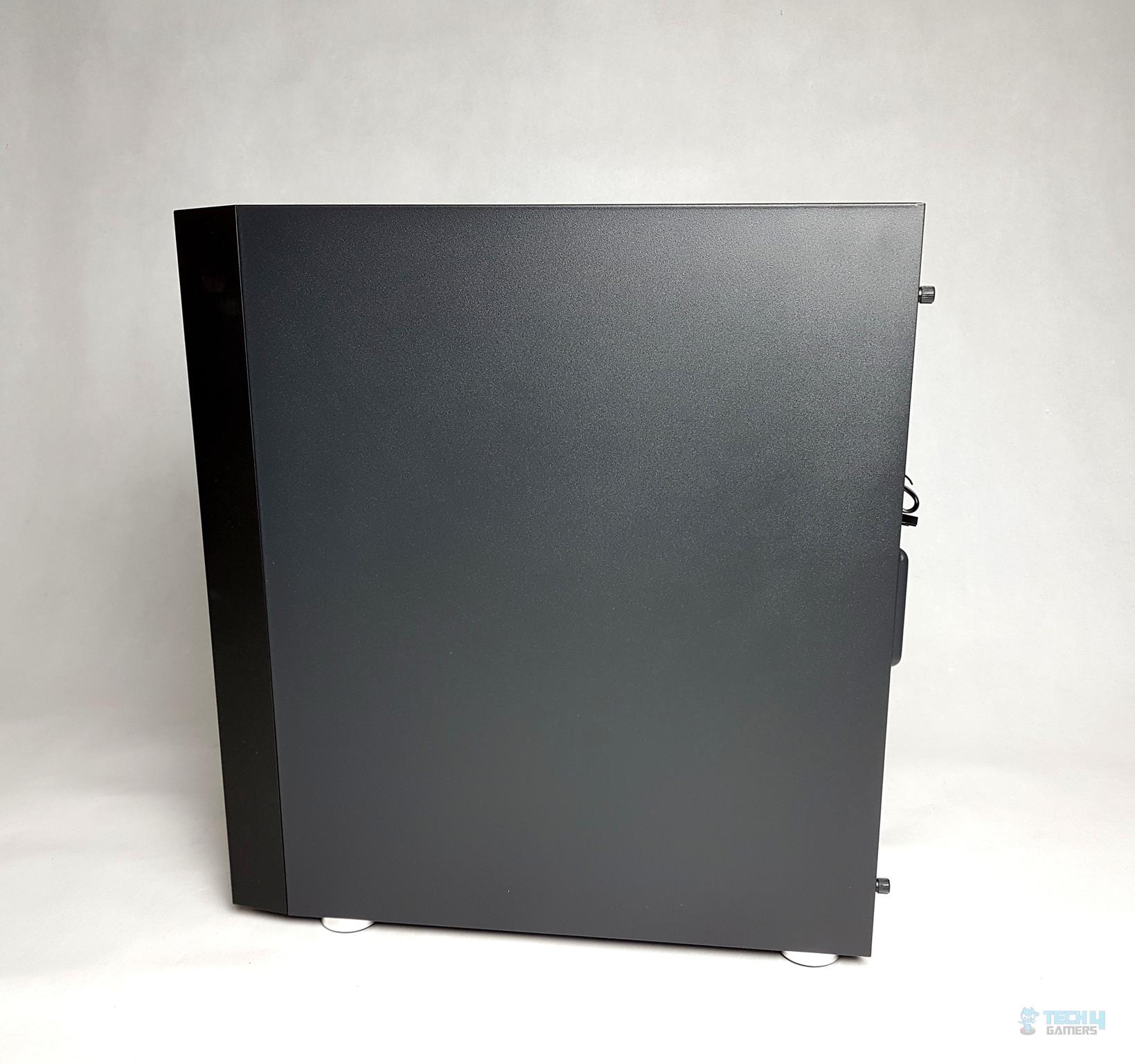  Aerocool Quartz Revo RGB Mid-Tower Chassis — The other side of the chassis