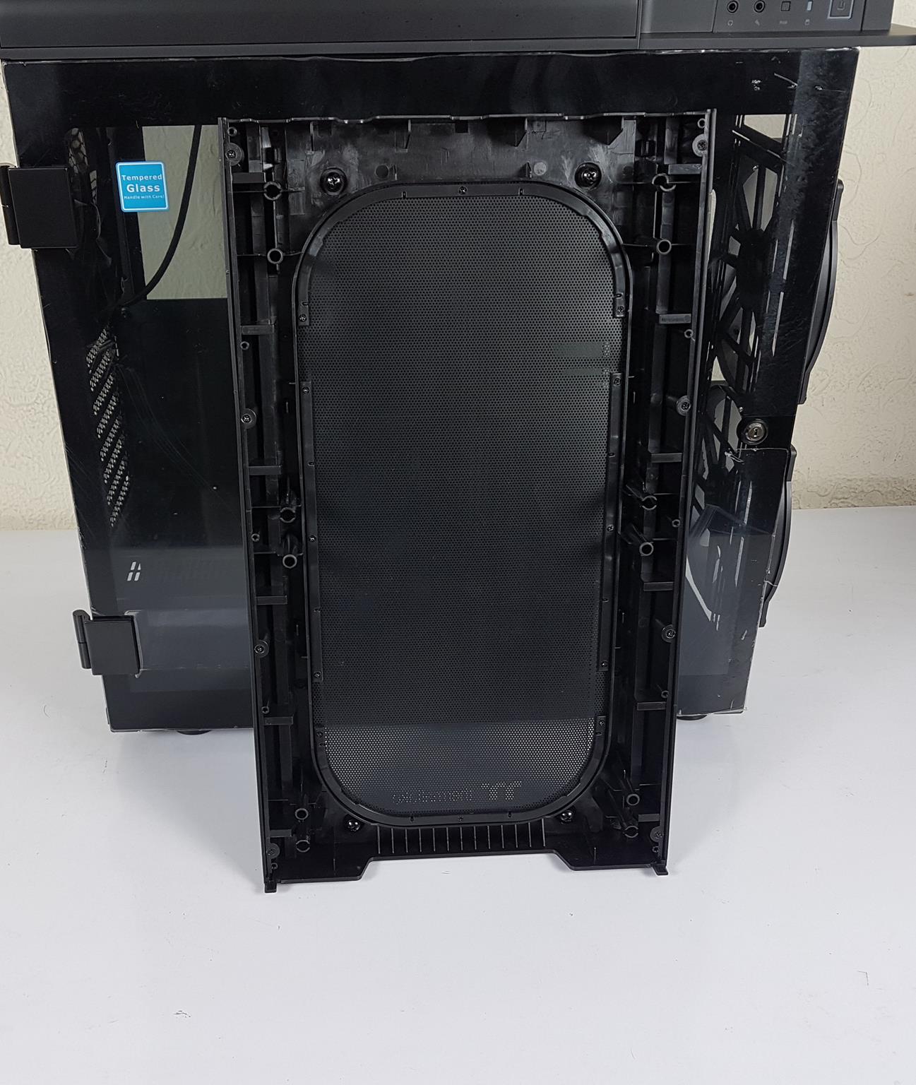 Thermaltake GT Interior broken panel