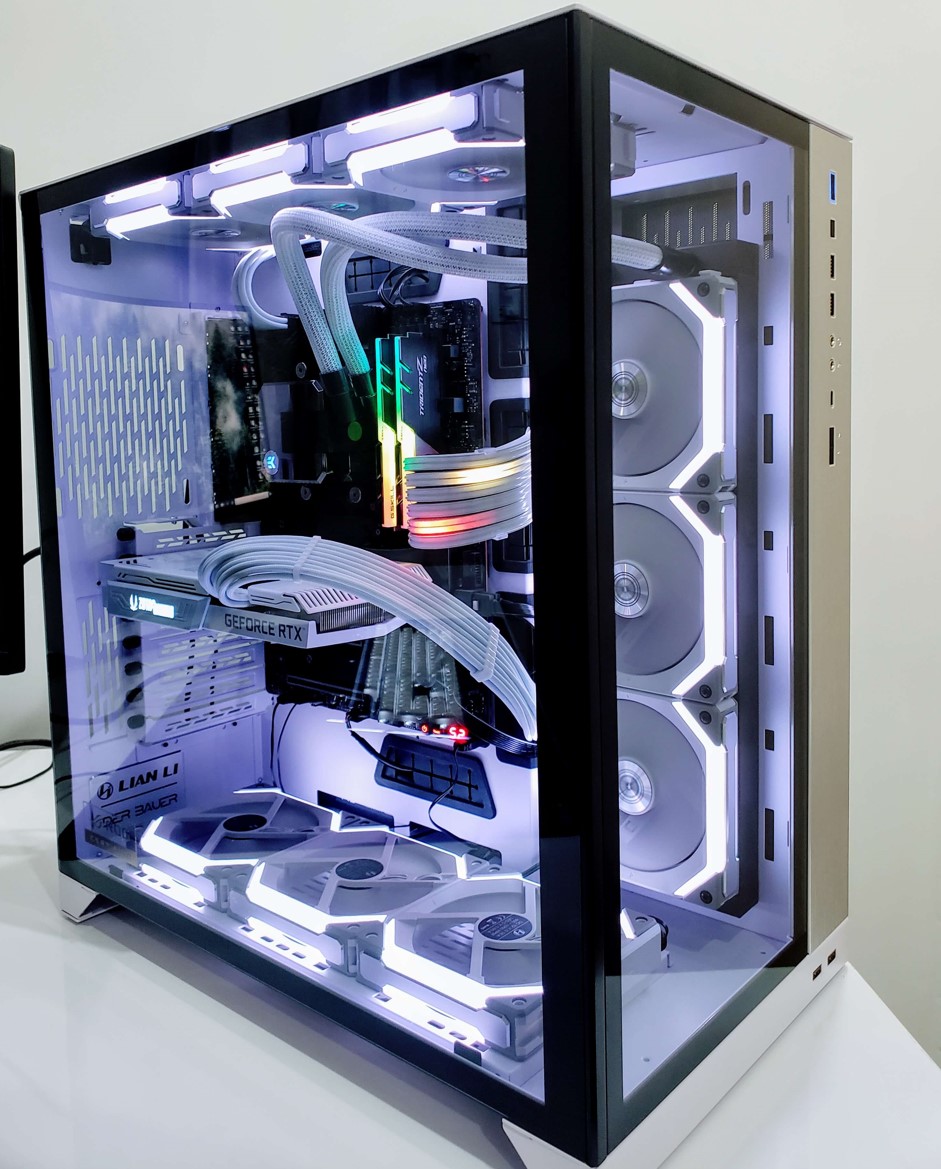 A White PC Buld By Tech4Gamers