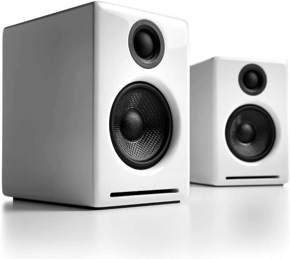 Audioengine A2 + drahtlose weiße Lautsprecher für einen weißen PC ohne auffällige Farben.