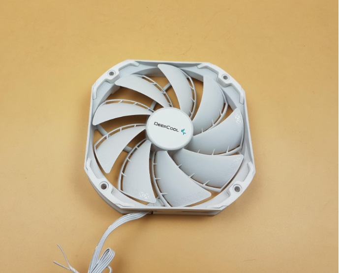 140mm Fan DeepCool AS500 Plus White. Image Credits: Tech4Gamers