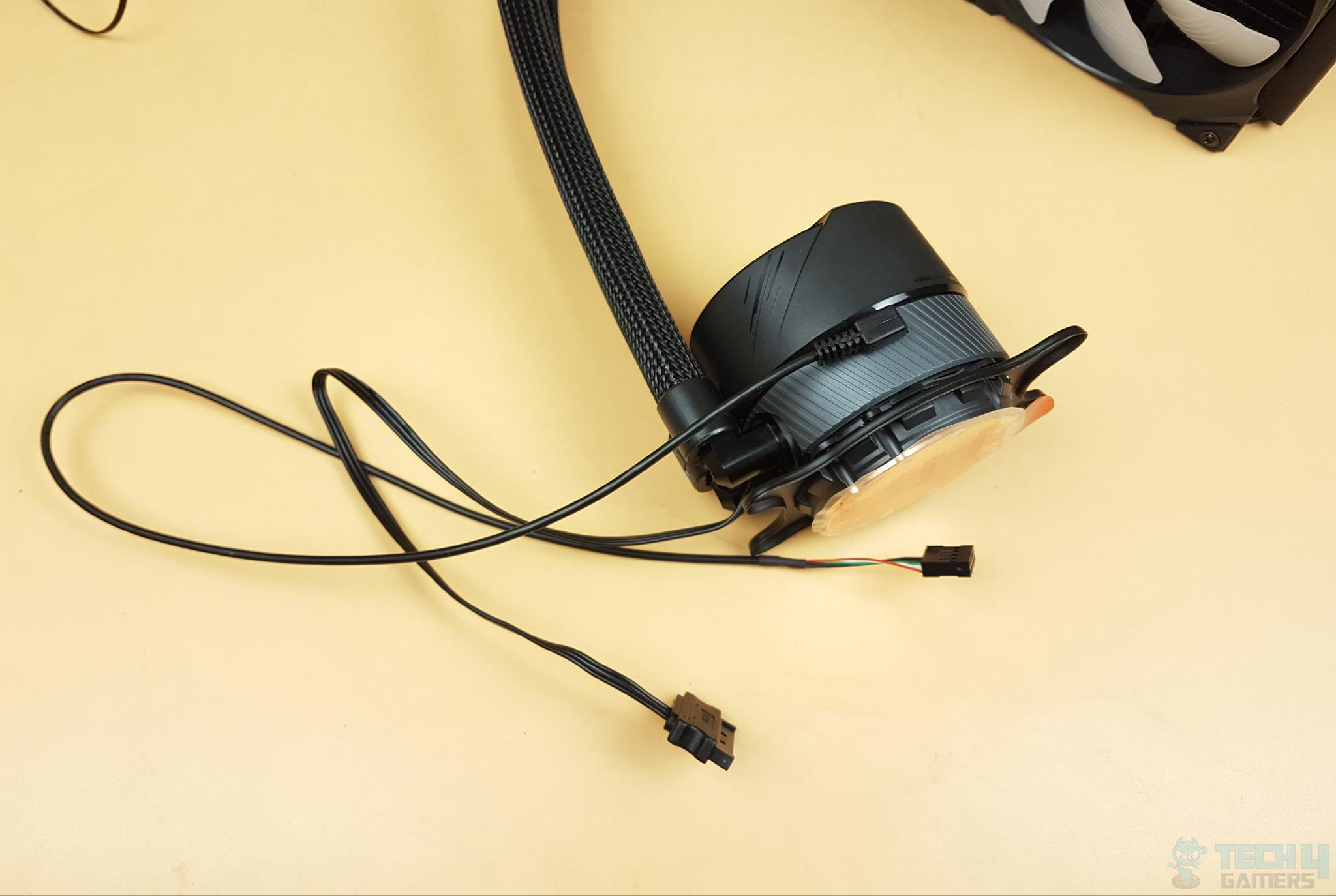 AORUS WATERFORCE X 280 micro-USB cable connected to the block