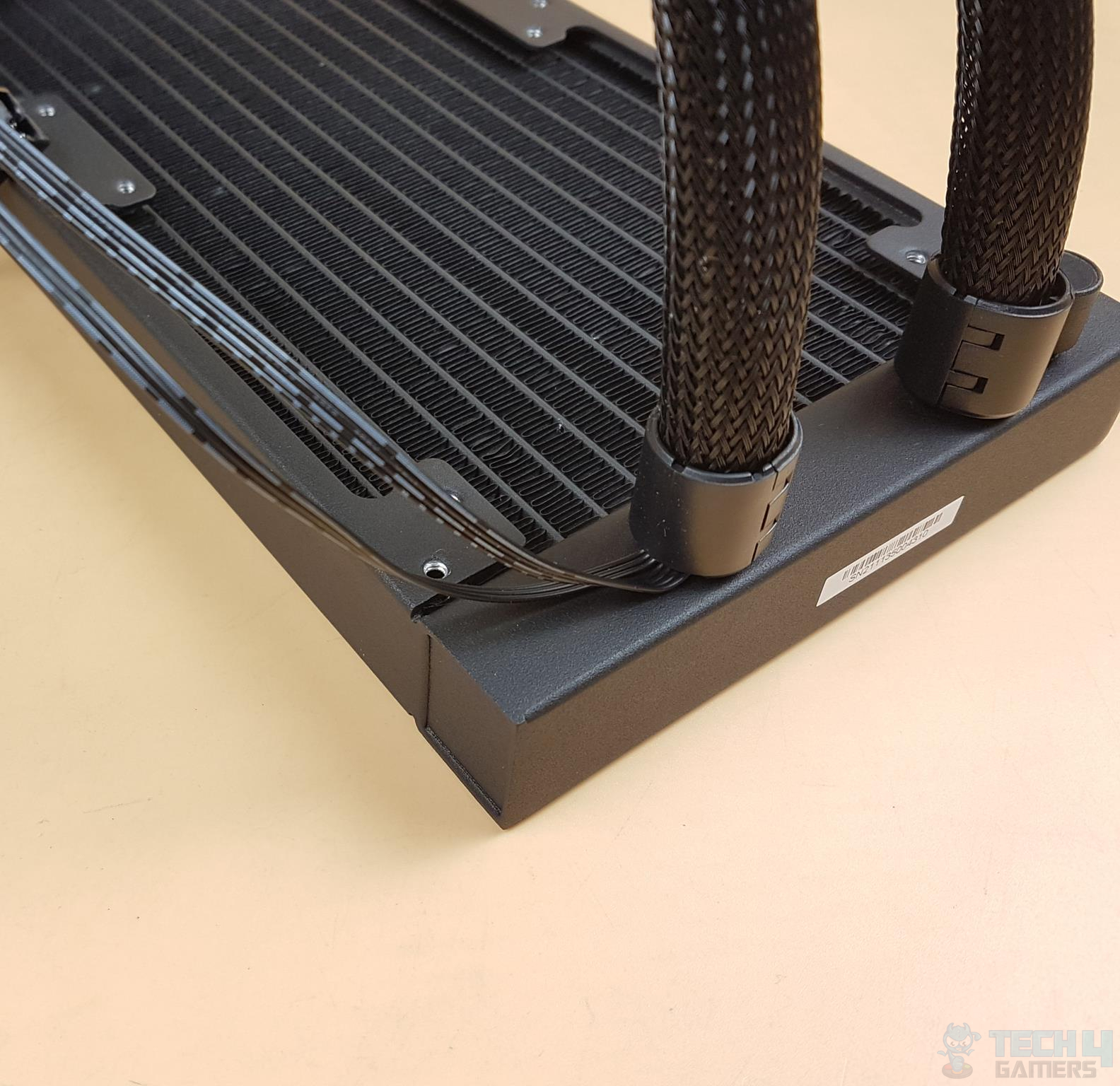 AORUS WATERFORCE X 280 Radiator Cable Management