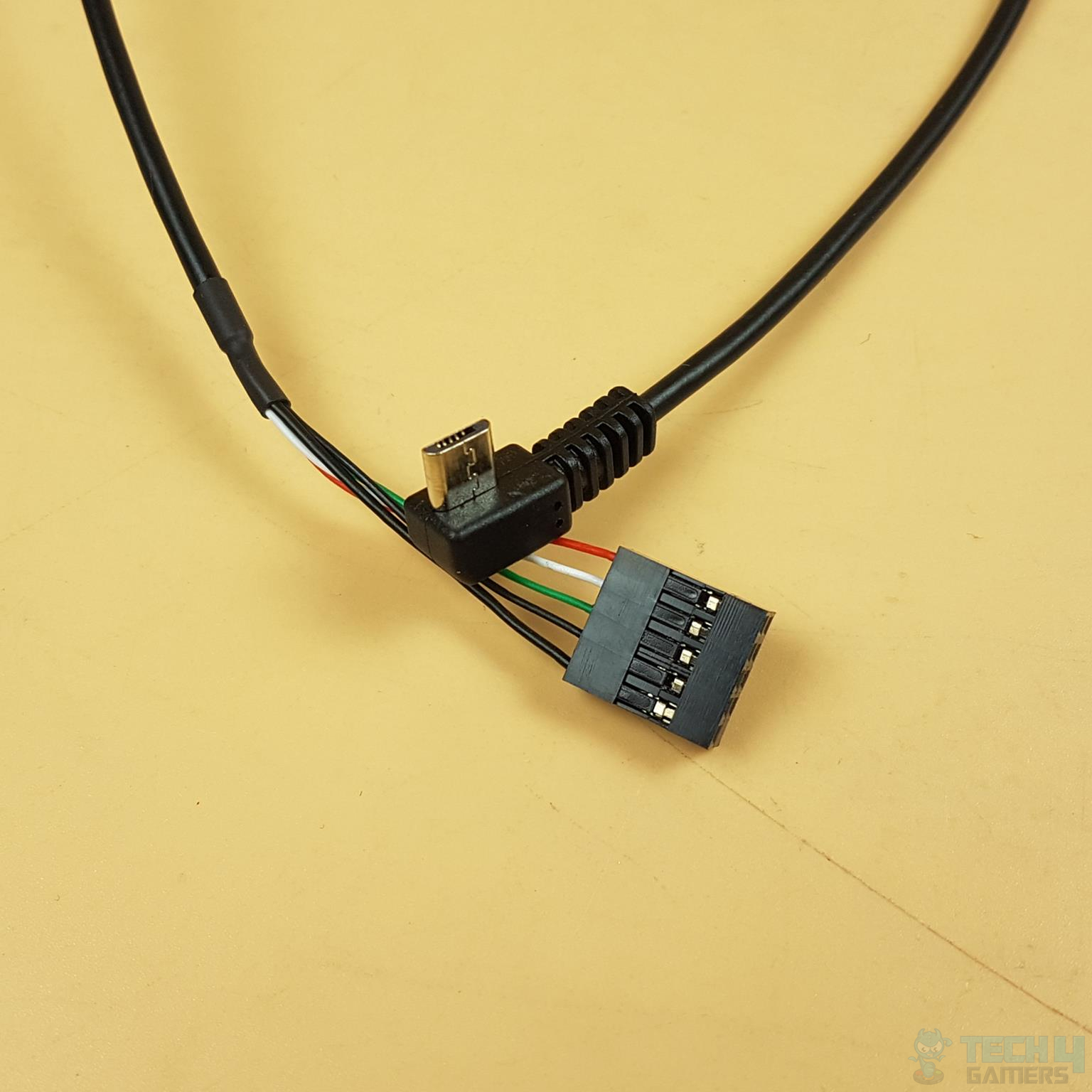 AORUS WATERFORCE X 280 Closer look at the Micro-USB cable