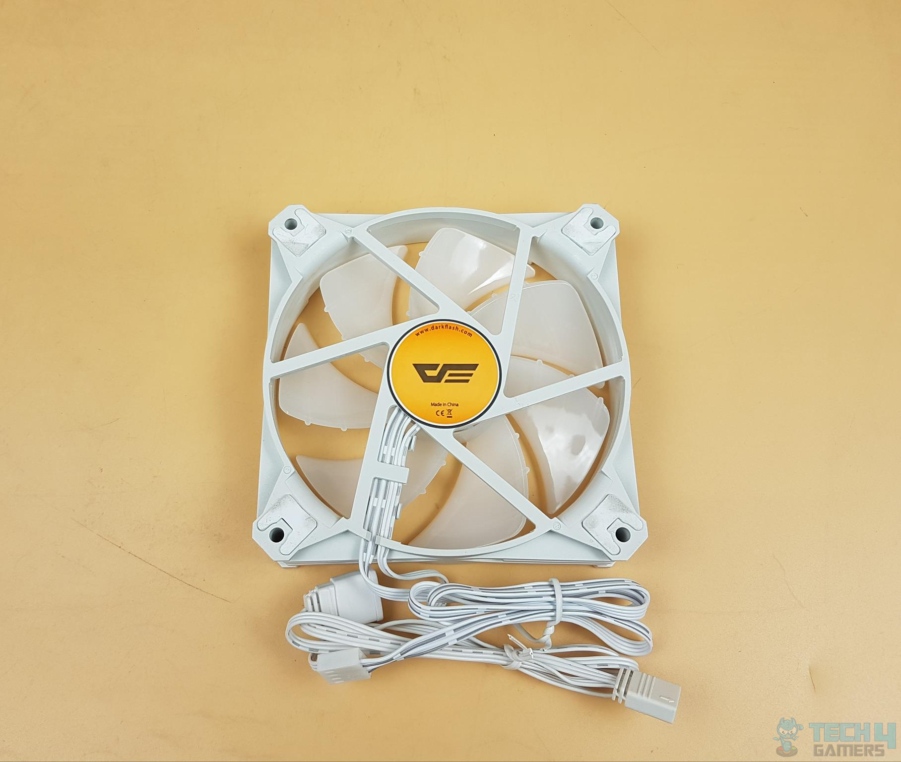 DARKFLASH CX6 AURORA SPECTRUM RGB White - The Backside of the Fan