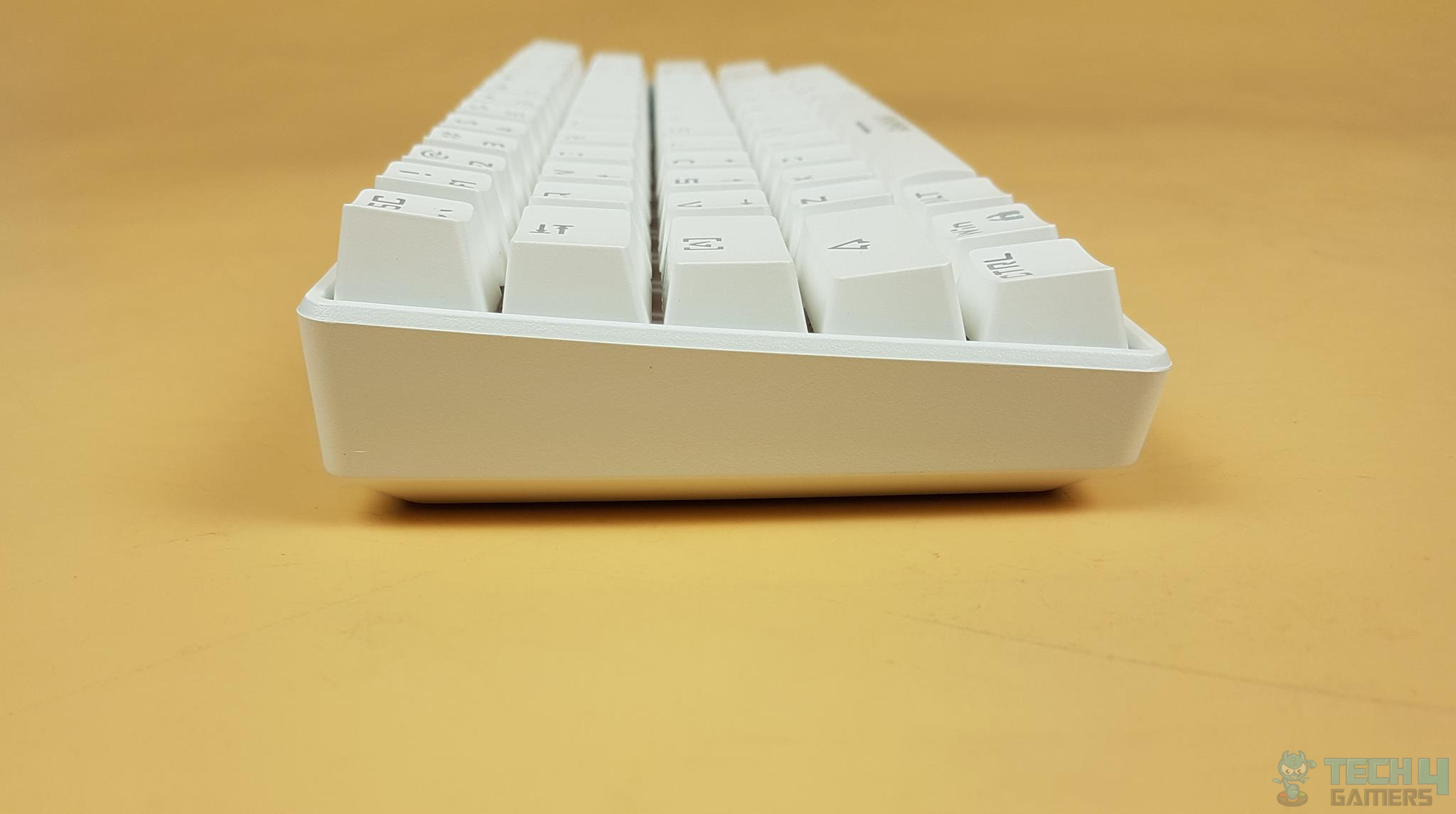 Showing the GAMDIAS HERMES E4 Keyboard’s side-view.