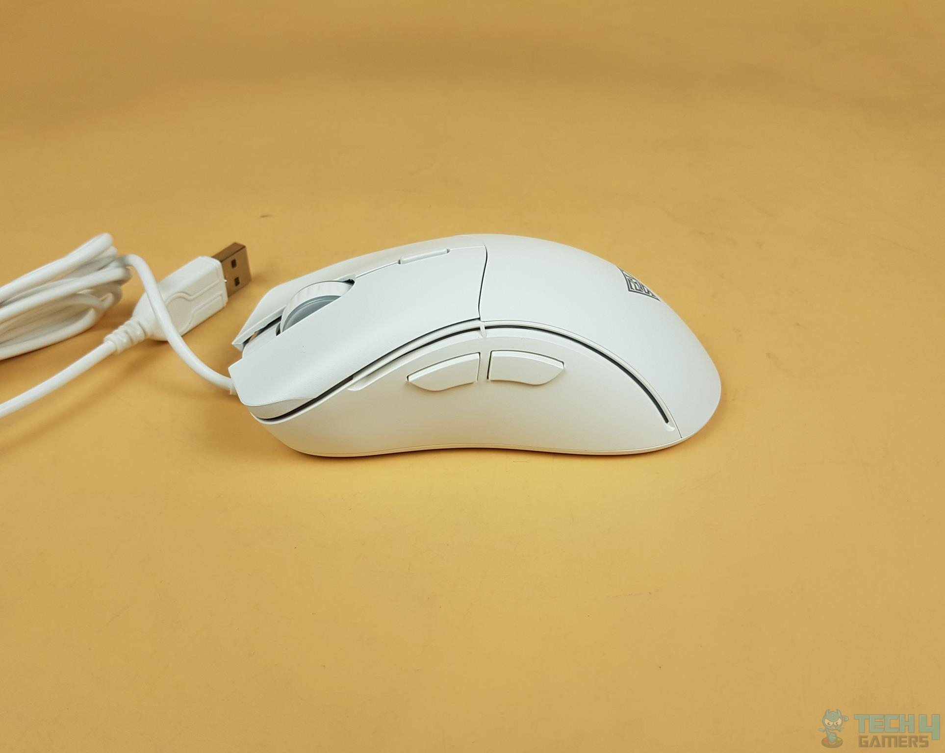 Exhibiting the GAMDIAS Mouse’s side-mounted reprogrammable Macro buttons.