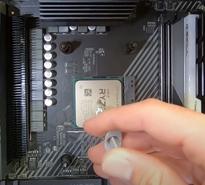 using the thermal paste to make high heat transfer from CPU