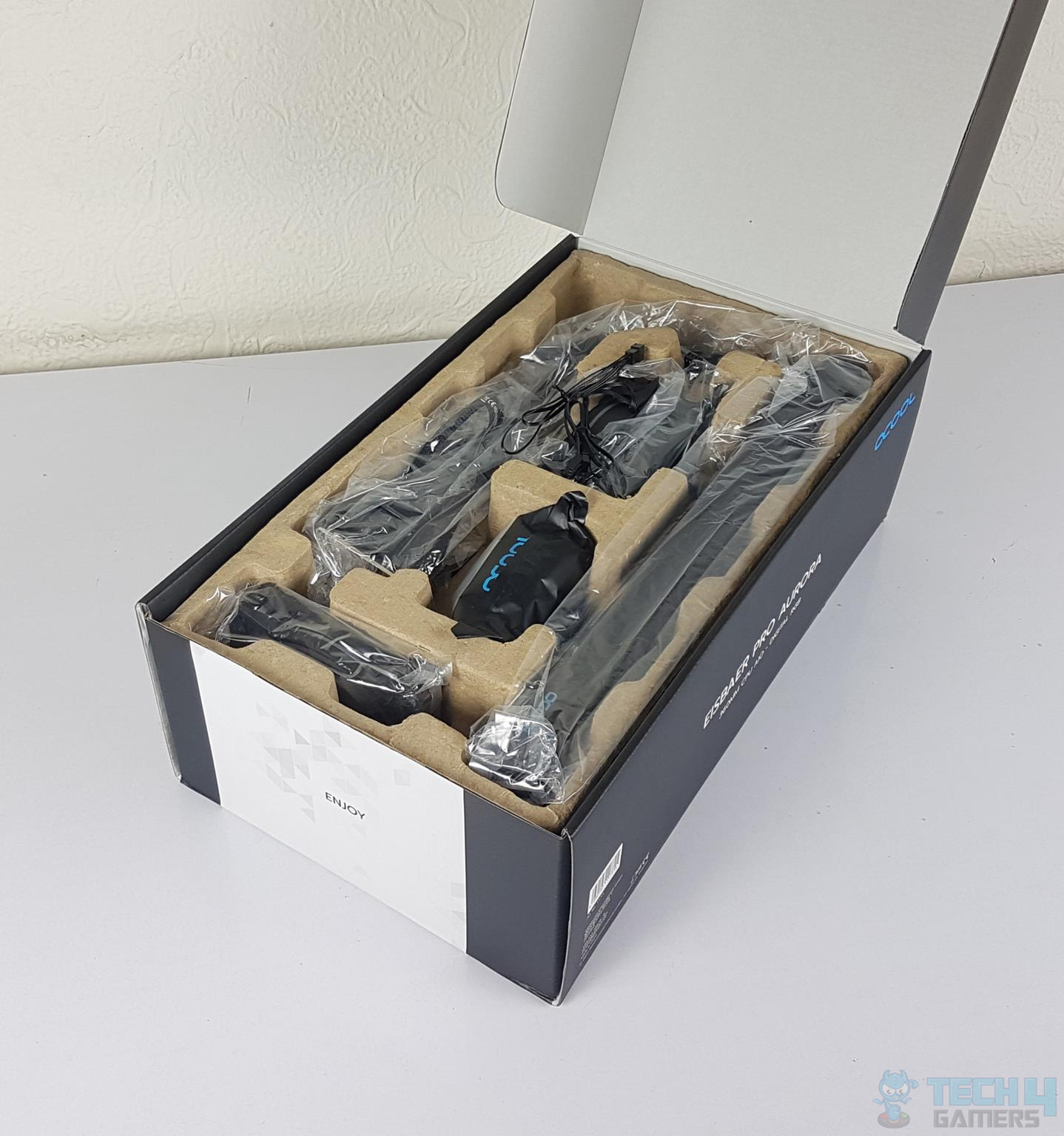 ALPHACOOL Eisbaer Pro HPE Aurora 360 AIO — Opening the box