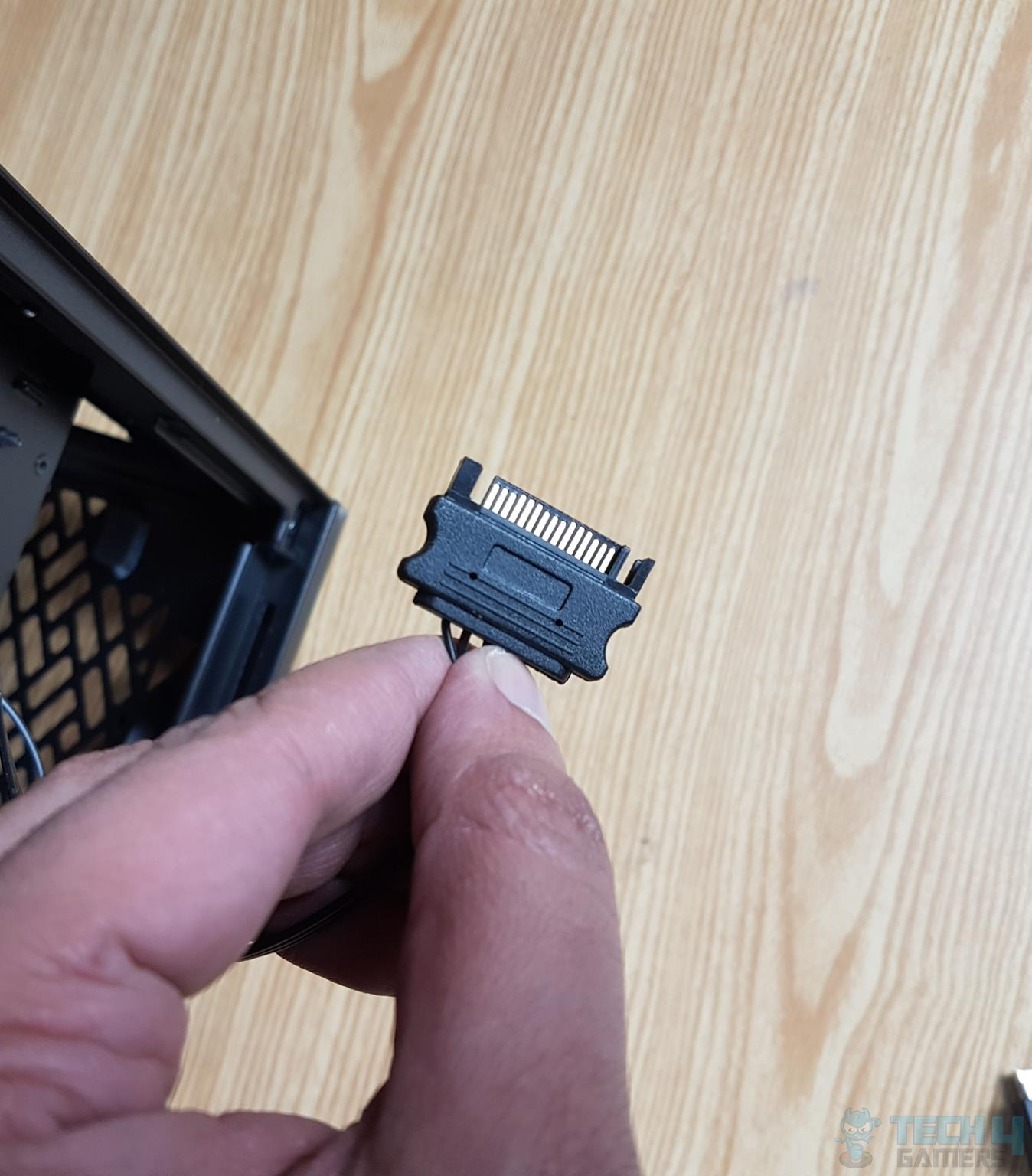 Fractal Design Meshify 2 — SATA connector