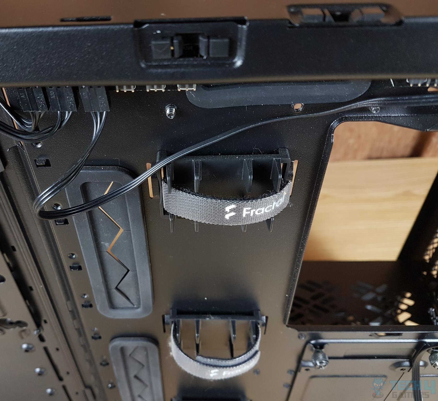 Fractal Design Meshify 2 — Velcro straps for integrated cable guide
