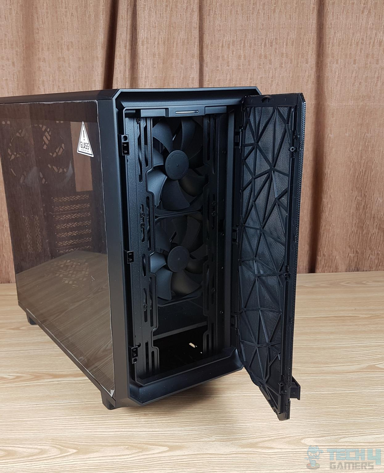 Fractal Design Meshify 2 — Opening the front cover