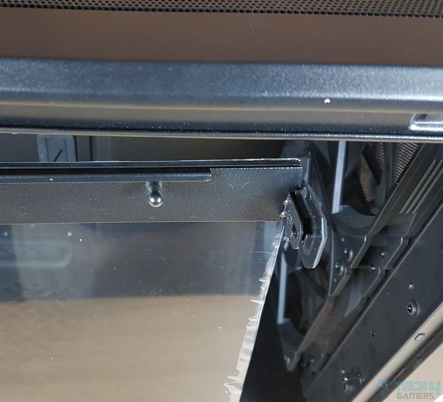 Fractal Design Meshify 2 — Mounting mechanism of this glass panel