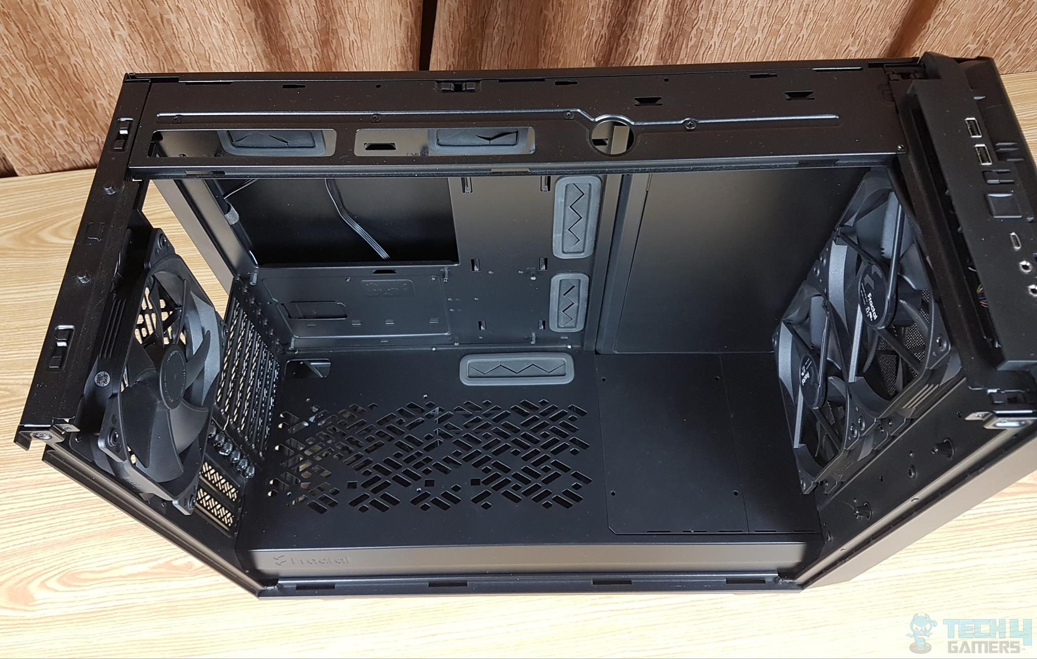 Fractal Design Meshify 2 — Another view of the case with the fan bracket removed