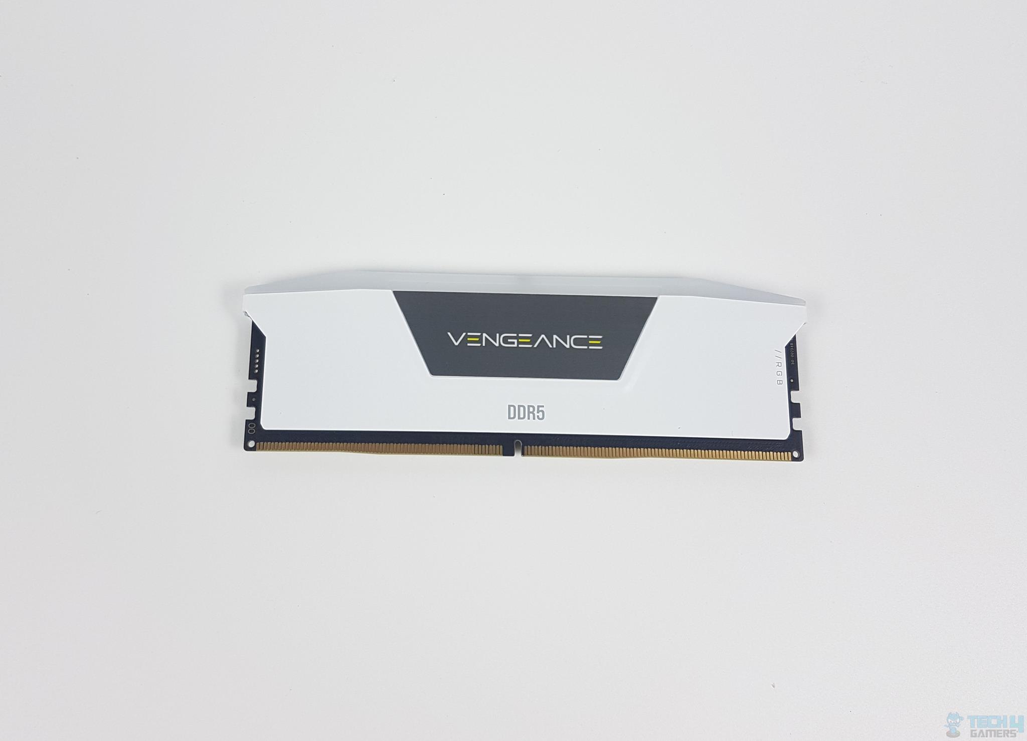 CORSAIR Vengeance RGB DDR5-6000 32GB CAS36 Kit — A side view of the RAM