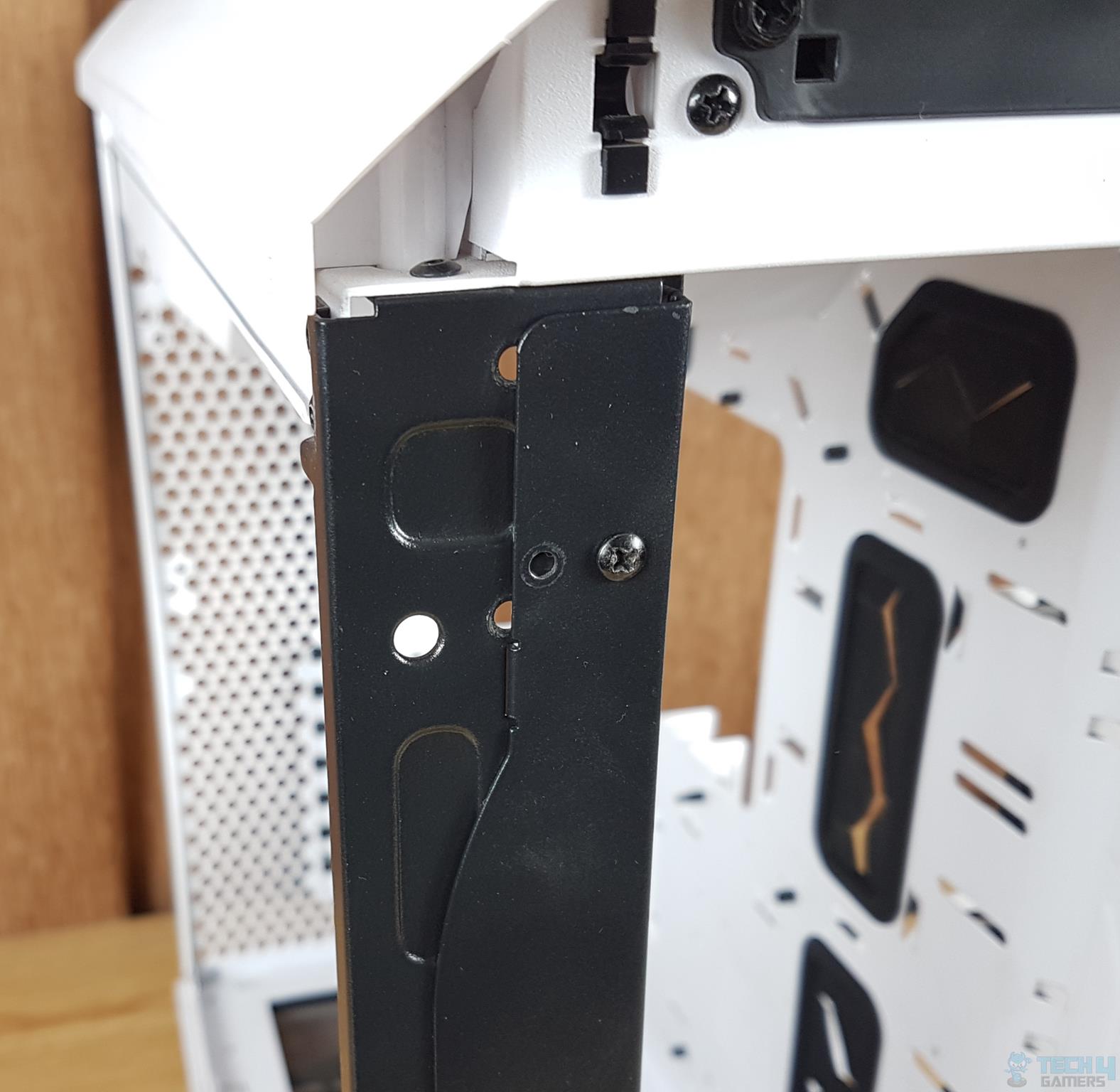 Fractal Design Torrent White TG Clear Tint PC Case — A closer look at the 140mm configuration fans bracket installation