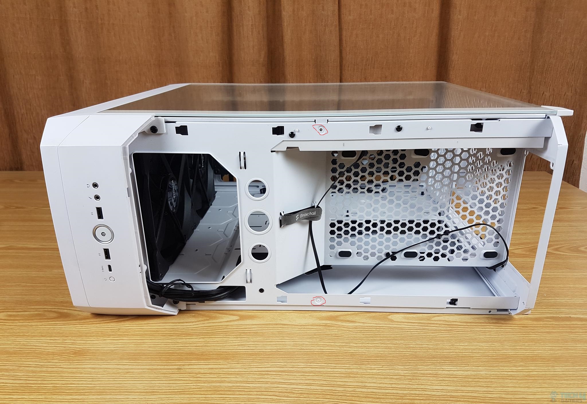 Fractal Design Torrent White TG Clear Tint PC Case — Removing the plastic-made cover