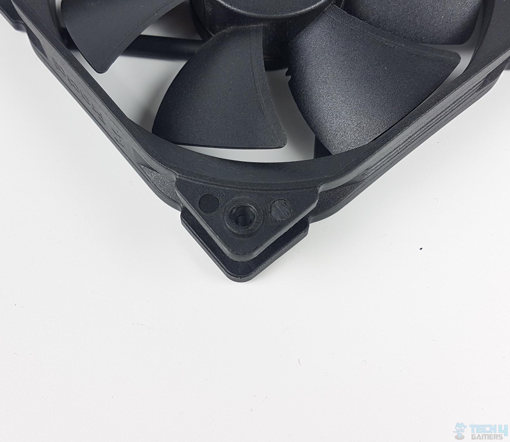 Fractal Design Celsius+ S36 Dynamic Cooler — The mounting corner of the fan