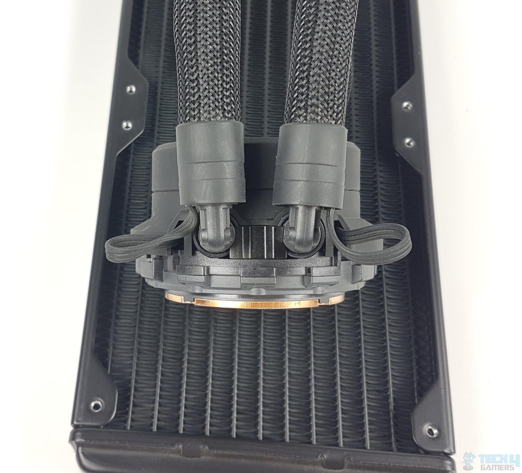 Fractal Design Celsius+ S36 Dynamic Cooler — Tubes connection on the pump