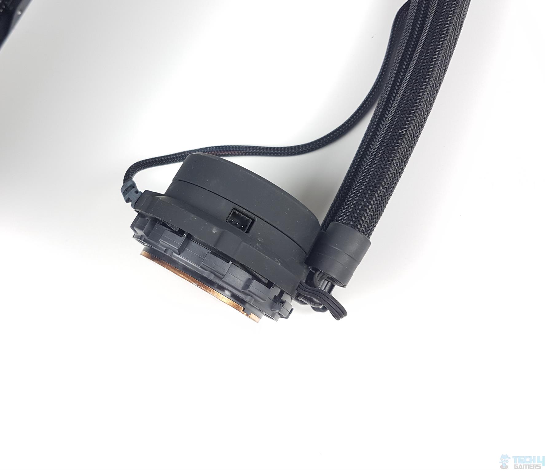 Fractal Design Celsius+ S36 Dynamic Cooler — A 3-pin header on the side of the housing