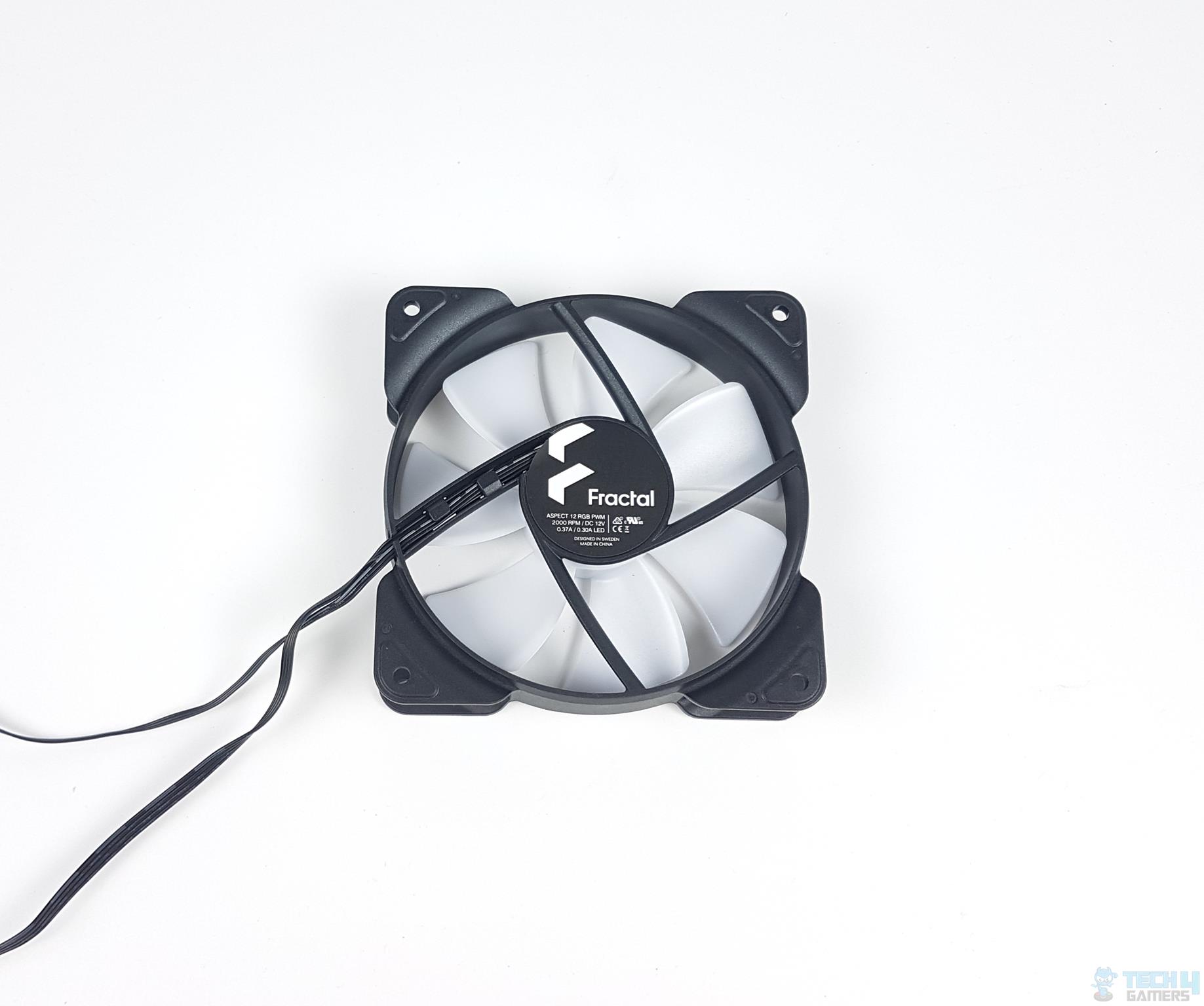 Fractal Design Lumen S36 RGB — The backside of the fan