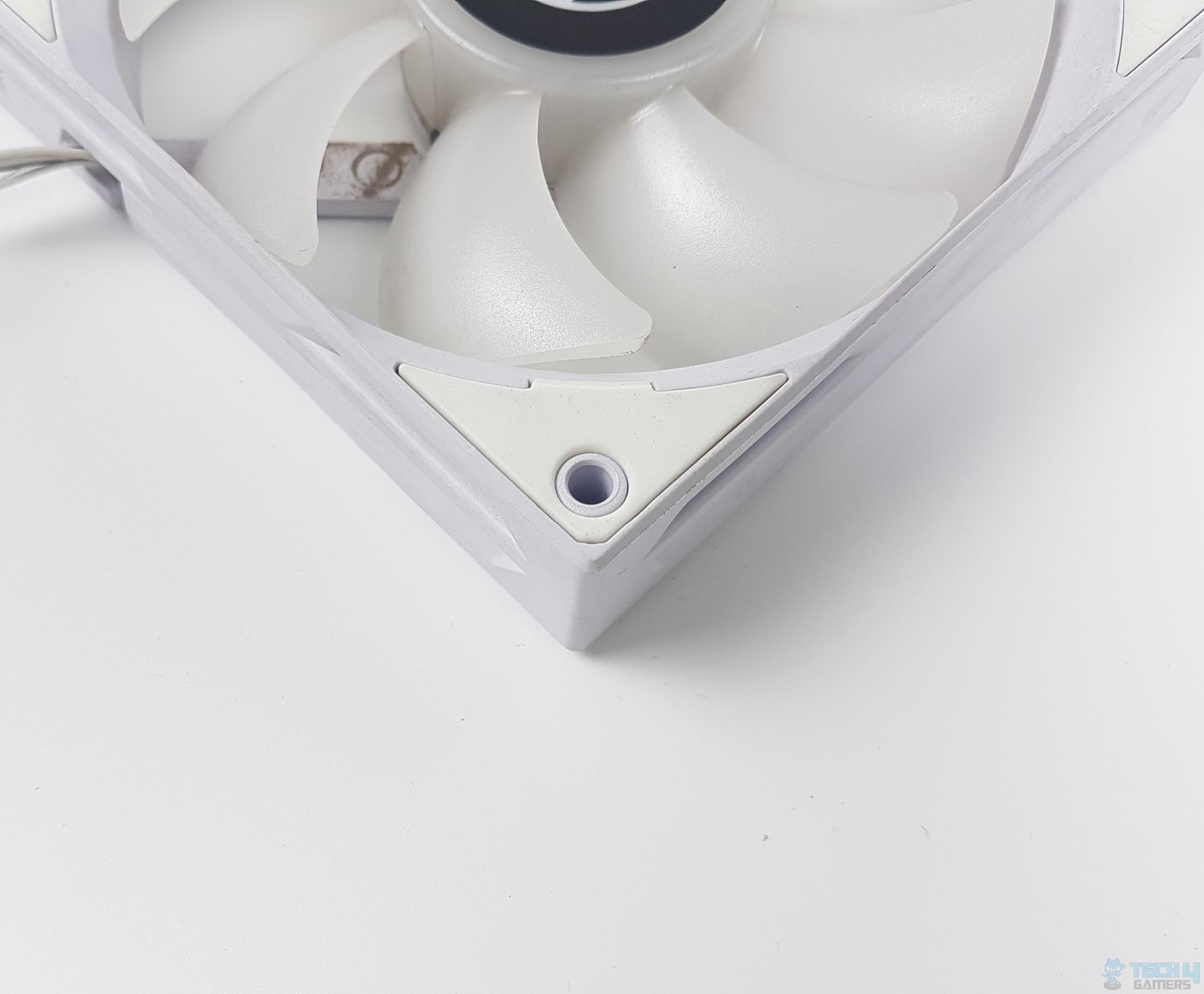Lian Li GALAHAD 360 White Cooler — Mounting corner of the fan