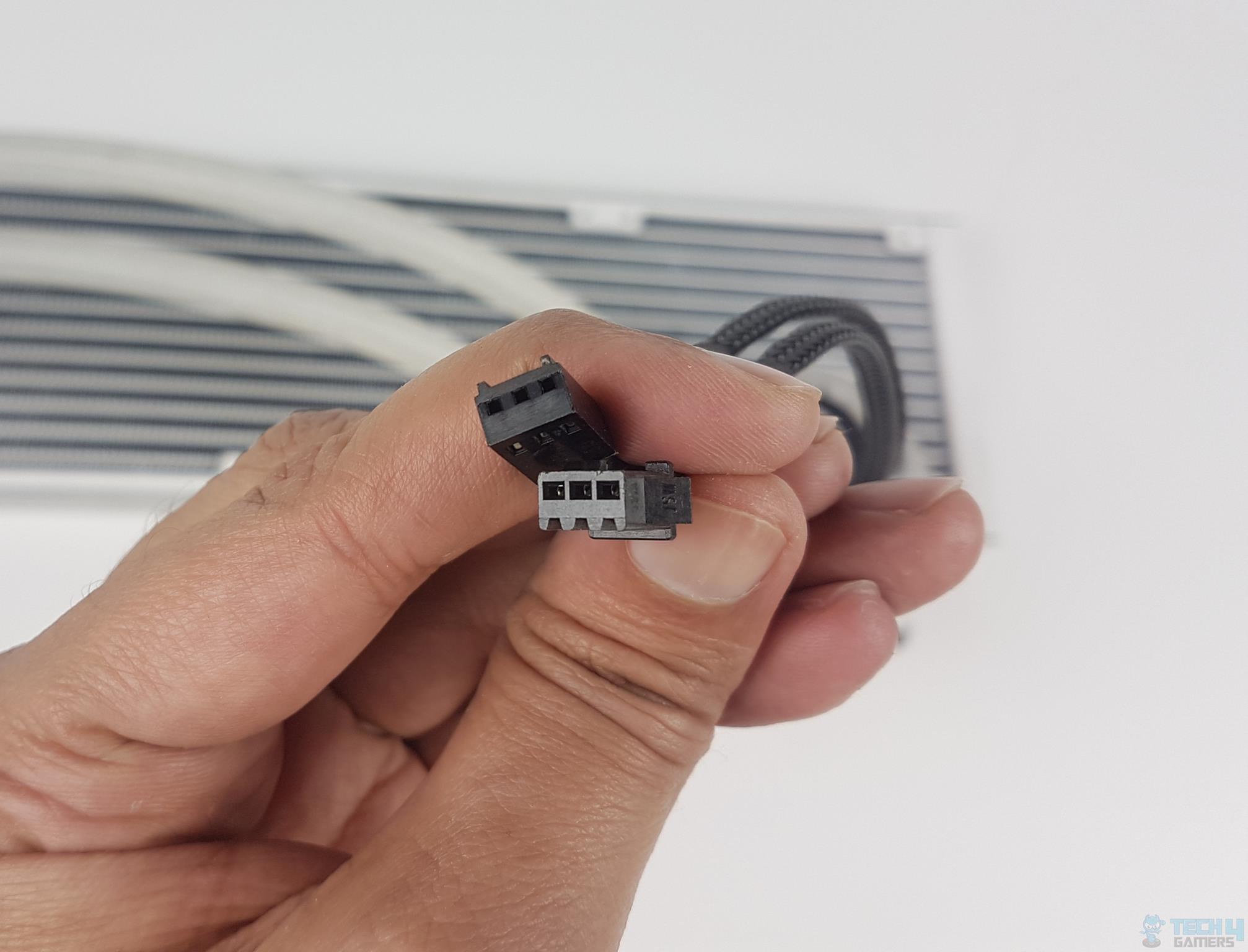 Lian Li GALAHAD 360 White Cooler — 3-pin connector