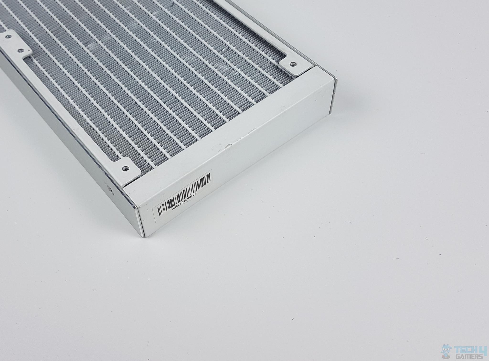 Lian Li GALAHAD 360 White Cooler — Side of the radiator