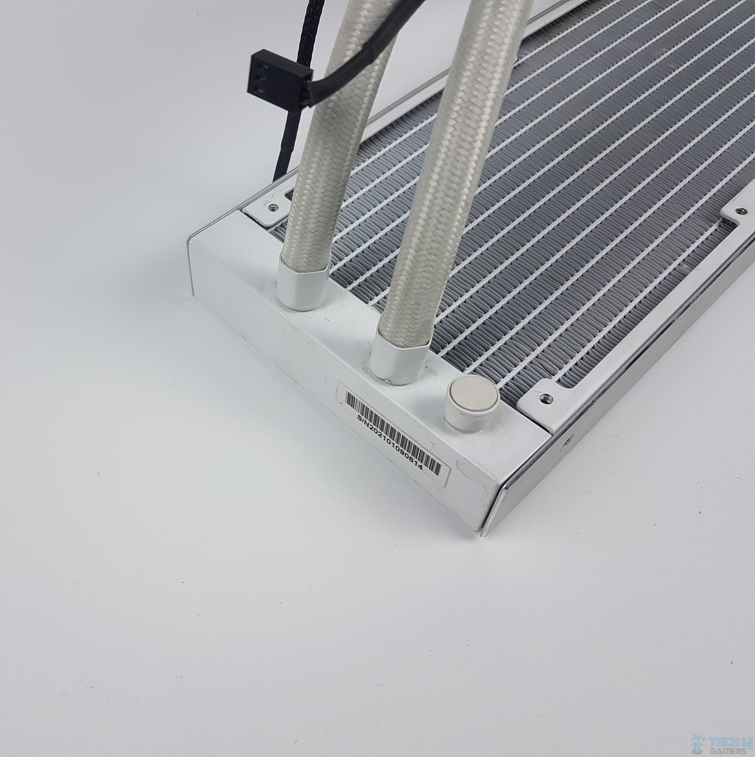 Lian Li GALAHAD 360 White Cooler — Tubes' connection on the radiator