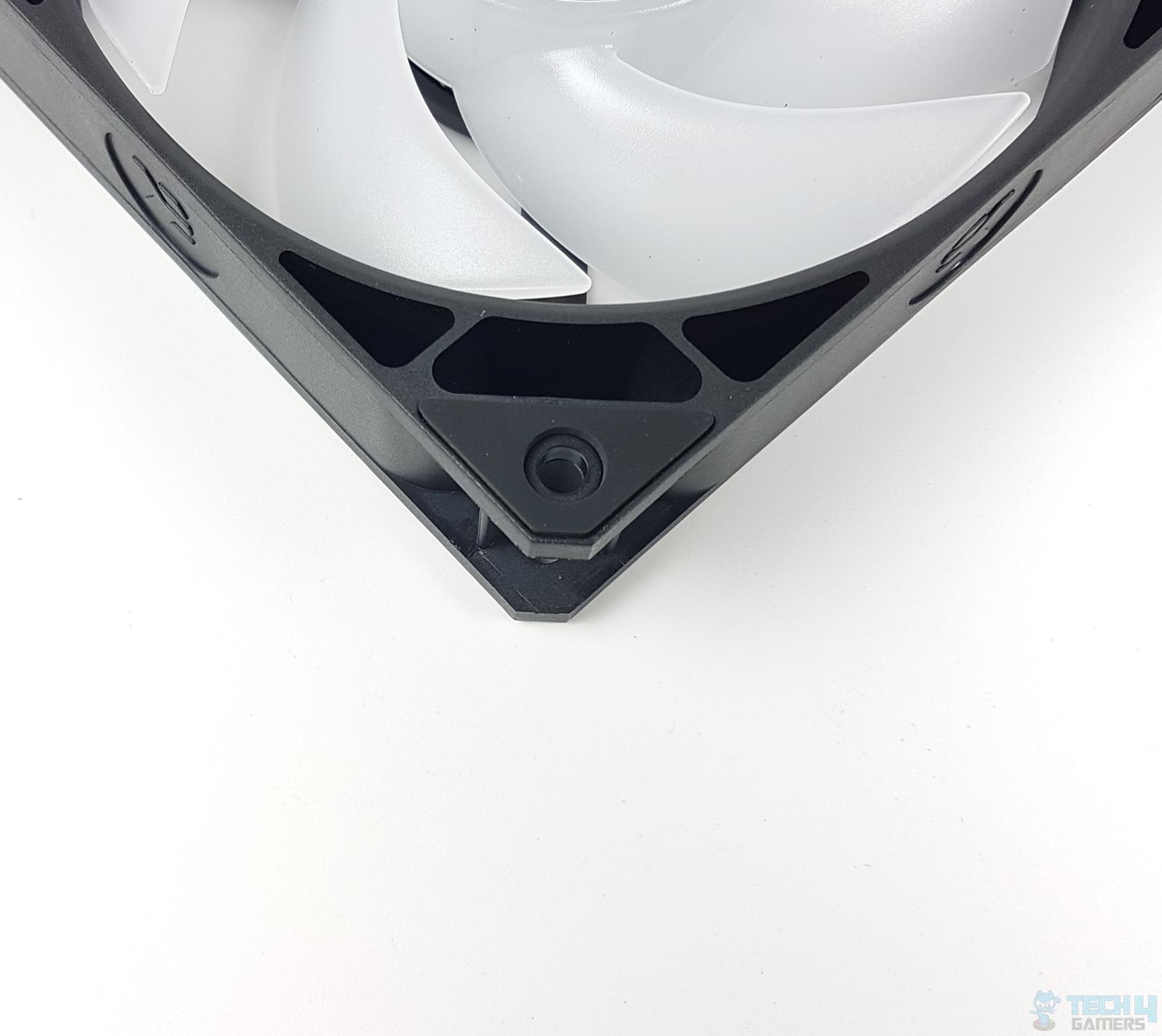 EK-Nucleus AIO CR360 LUX D-RGB — Fan Mounting Corner