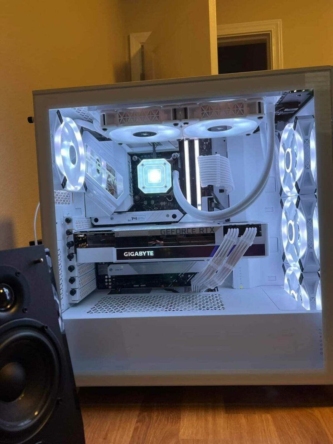 6 Best White PC Cases In 2024 Tech4Gamers