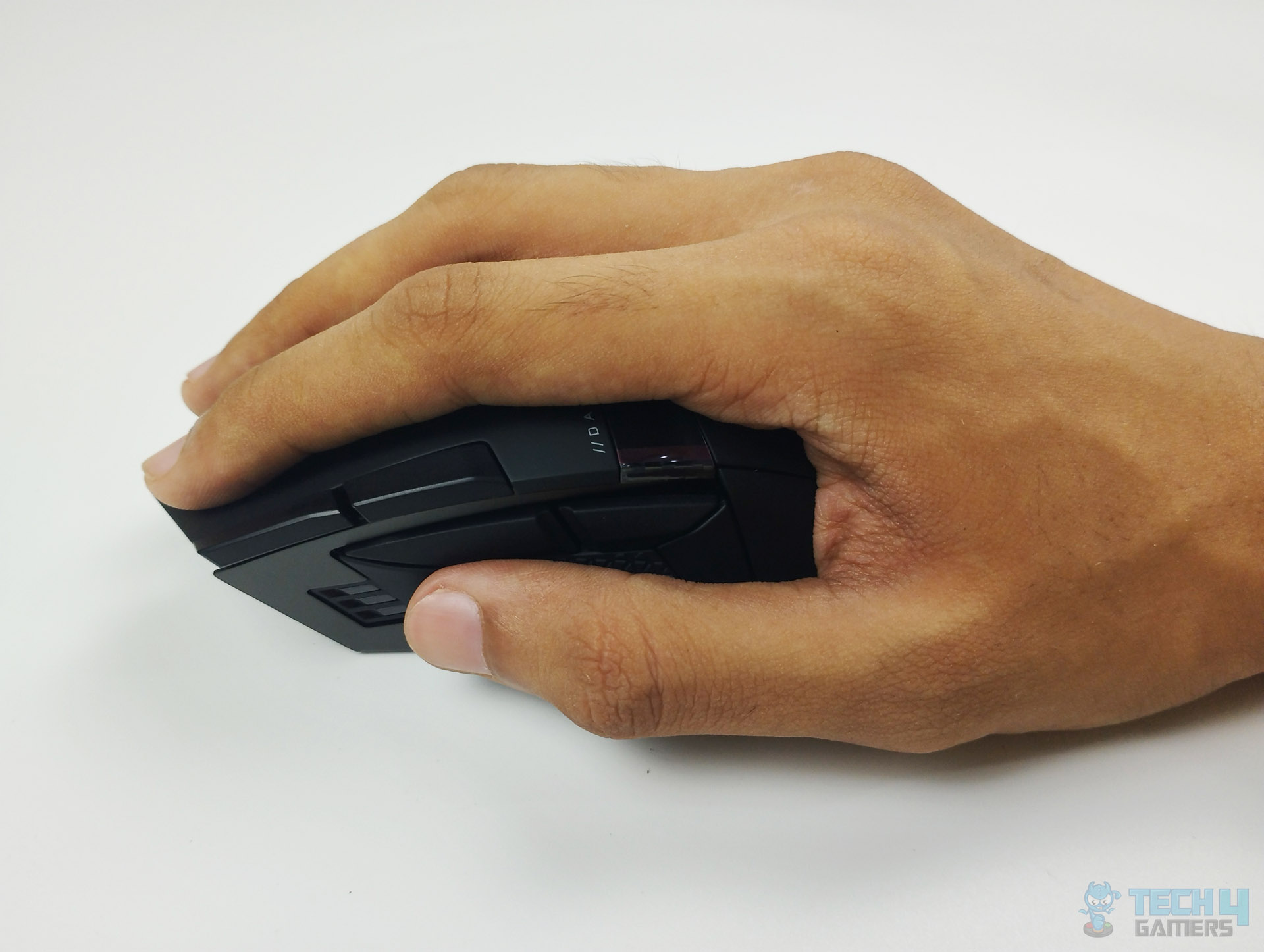 Corsair Darkstar Wireless Review - Palm Grip