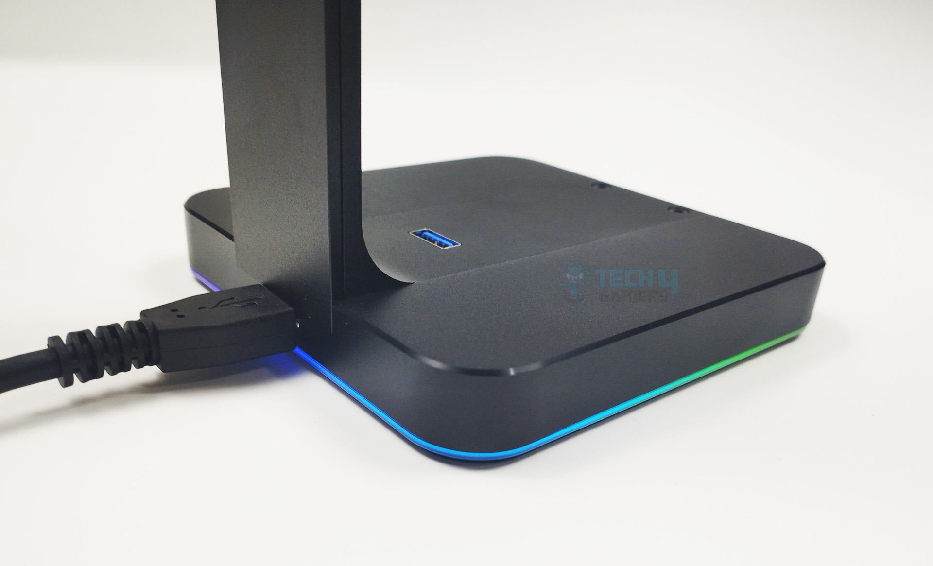 Corsair ST100 RGB Headstand Review - Base Illuminated With RGB Lights