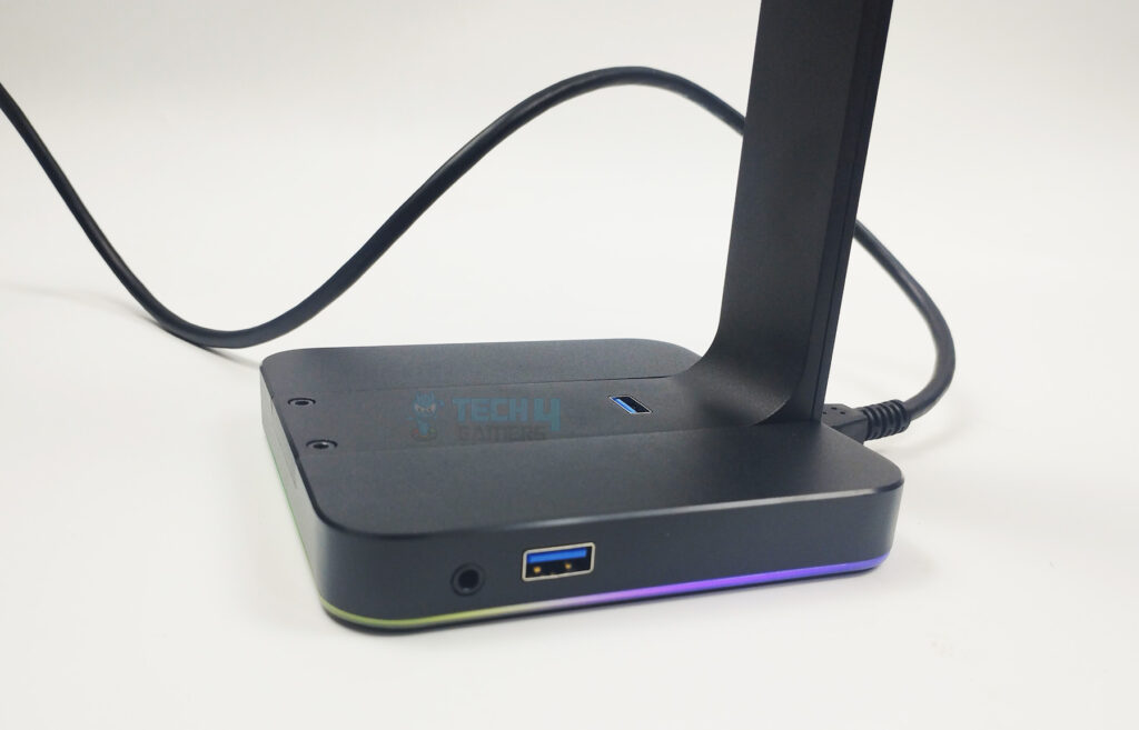 Corsair ST100 RGB Headstand Review - Right Side USB 3.1 Gen 1 Port
