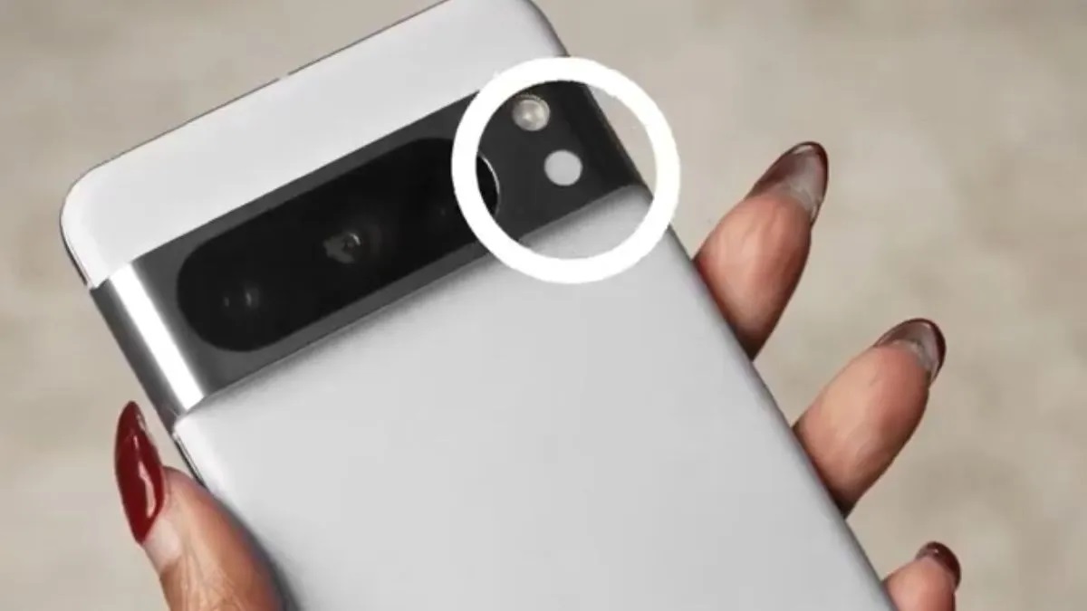 Google Pixel 8 Pro sorride alla fotocamera nelle foto trapelate