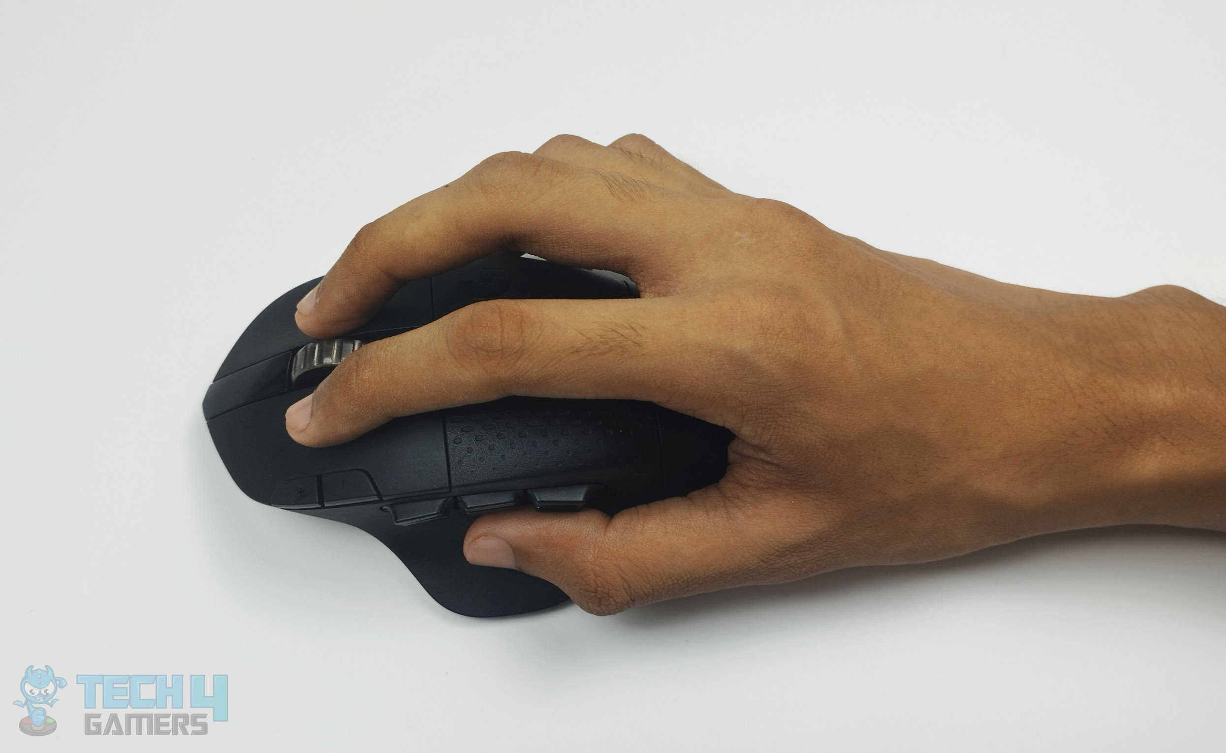 Logitech G604 Lightspeed - Fingertip Grip (Image By Tech4Gamers)