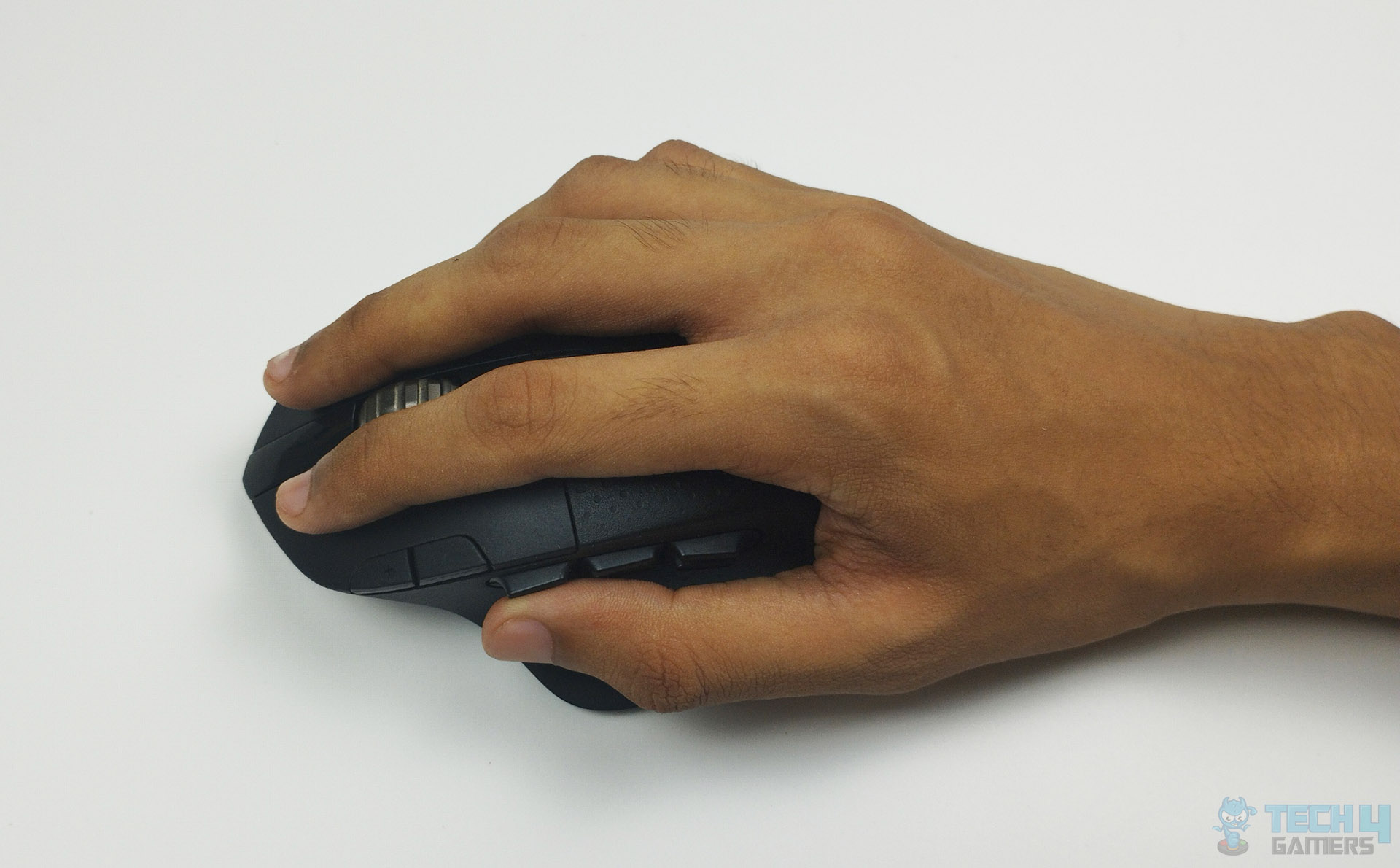 Logitech G604 Lightspeed - Palm Grip (Image By Tech4Gamers)