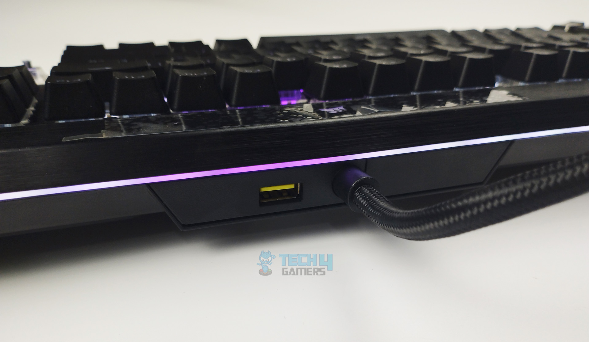 Corsair K100 RGB - USB Host Port