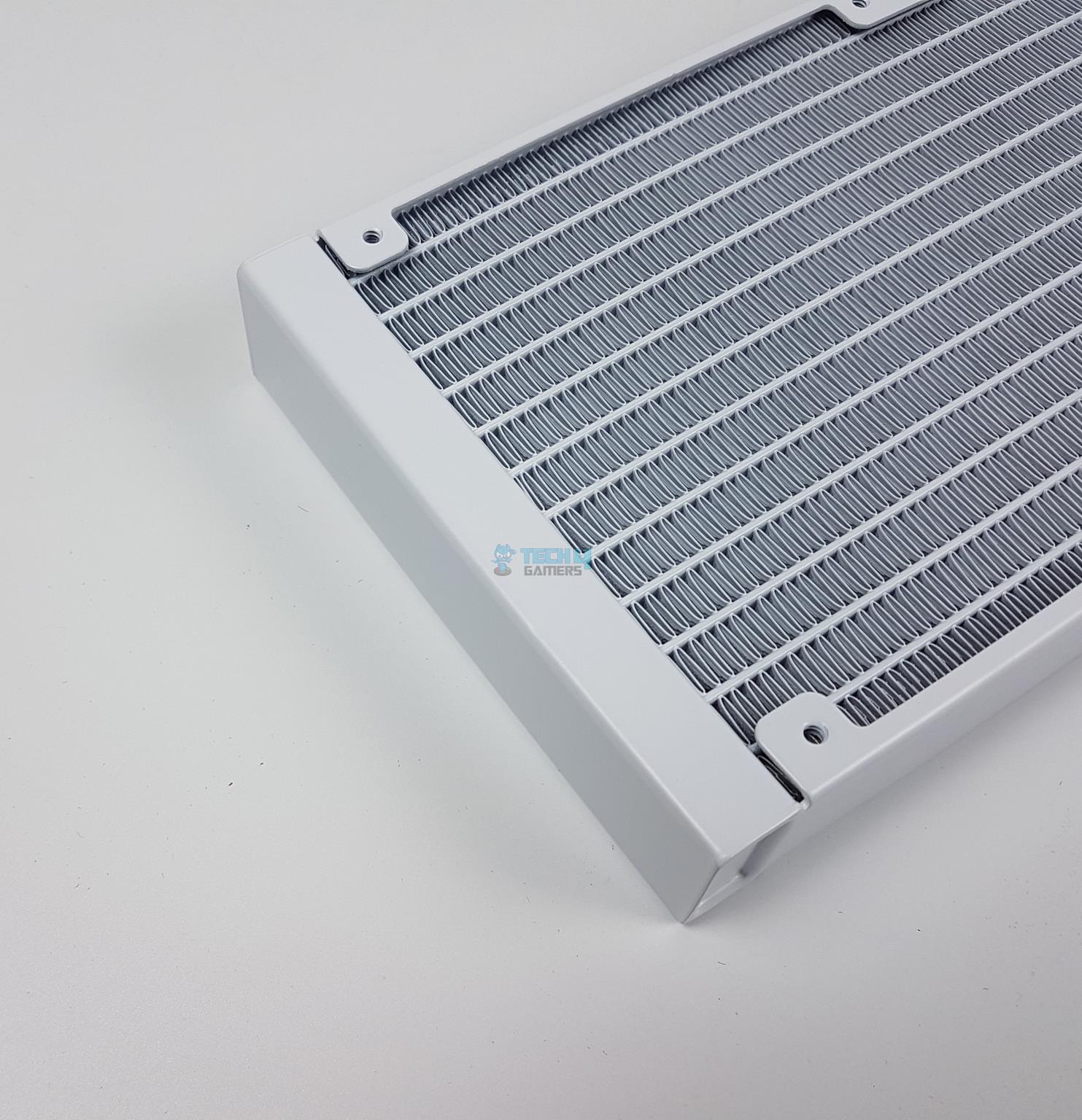 ID-COOLING DASHFLOW 360 XT LITE White Cooler — Radiator 2