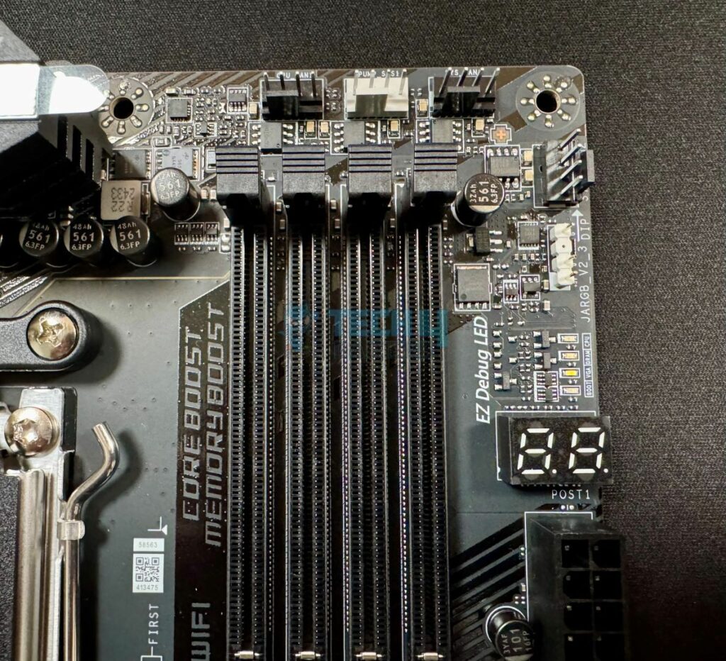 MSI MAG X870E Carbon WiFi - DIMM Slot Latches