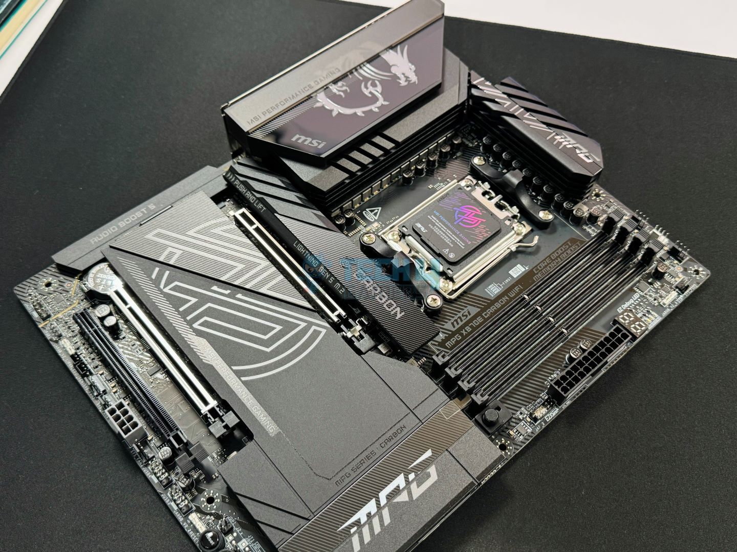 MSI MPG X870E CARBON WiFi design