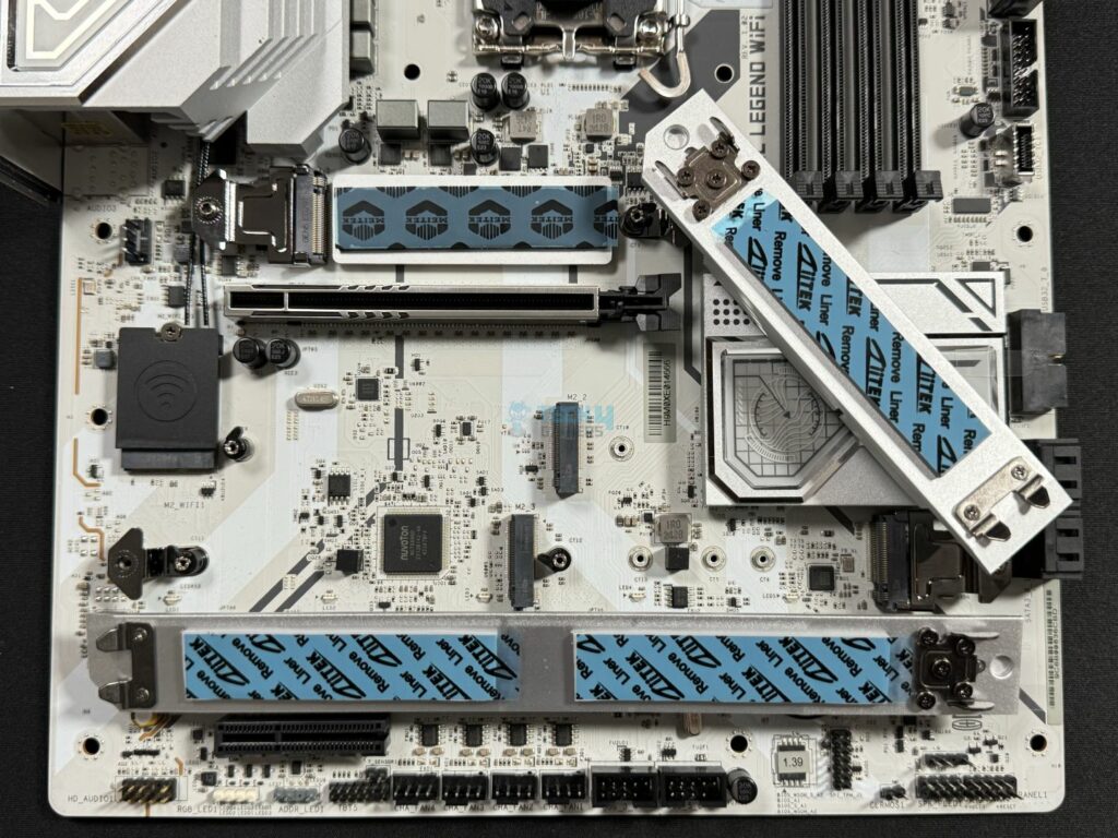 ASRock Z890 Steel Legend WiFi M.2 heatsinks removed