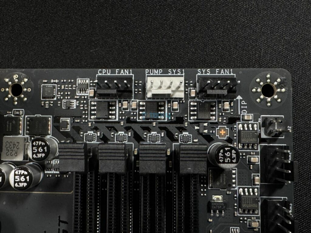 MSI MAG X870 Tomahawk WiFi fan and pump connectors