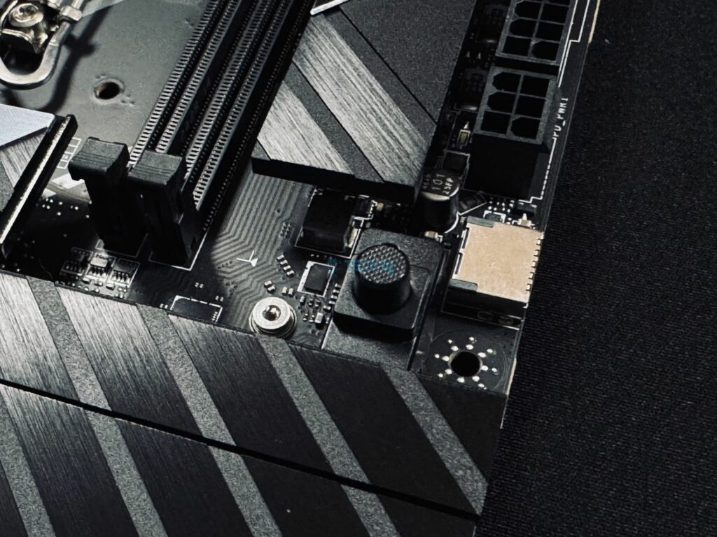 MSI MEG Z890 UNIFY-X - EZ Release Button