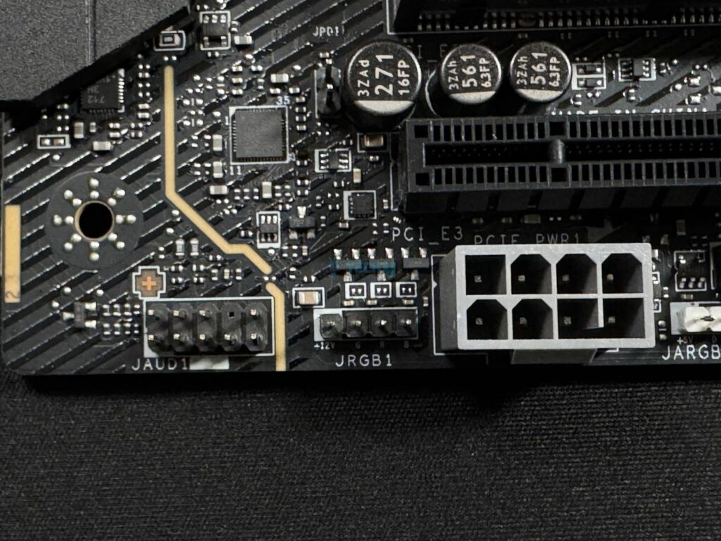 MSI MPG Z890 Carbon WiFi 8-pin PCIe connector